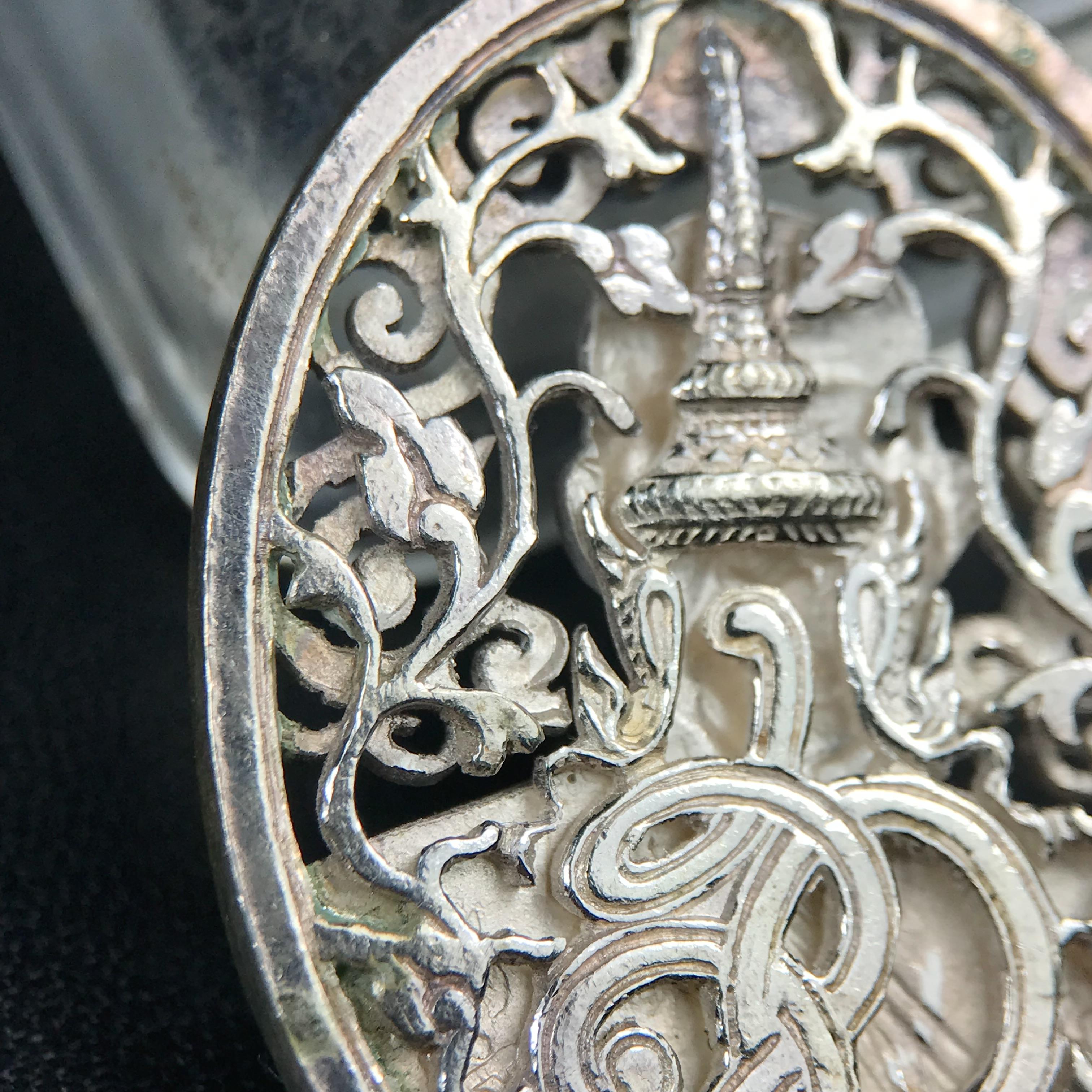 เหรียญหลวงพ่อคูณ ปริสุทโธ วัดบ้านไร่ รุ่น สก. ปี 2536 พิมพ์ลายฉลุ เนื้อเงิน(สวย งดงาม หายาก) งานมหามงคลเฉลิมพระชนมพรรษา 5 รอบ สมเด็จพระบรมราชินีนาถ จัดสร้างโดย กองพลทหารราบที่๒ ทหารเสือราชินี รักษาพระองค์ (พิธีใหญ่ ประวัติชัดเจน อีกหนึ่งรุ่นยอดนิยม)