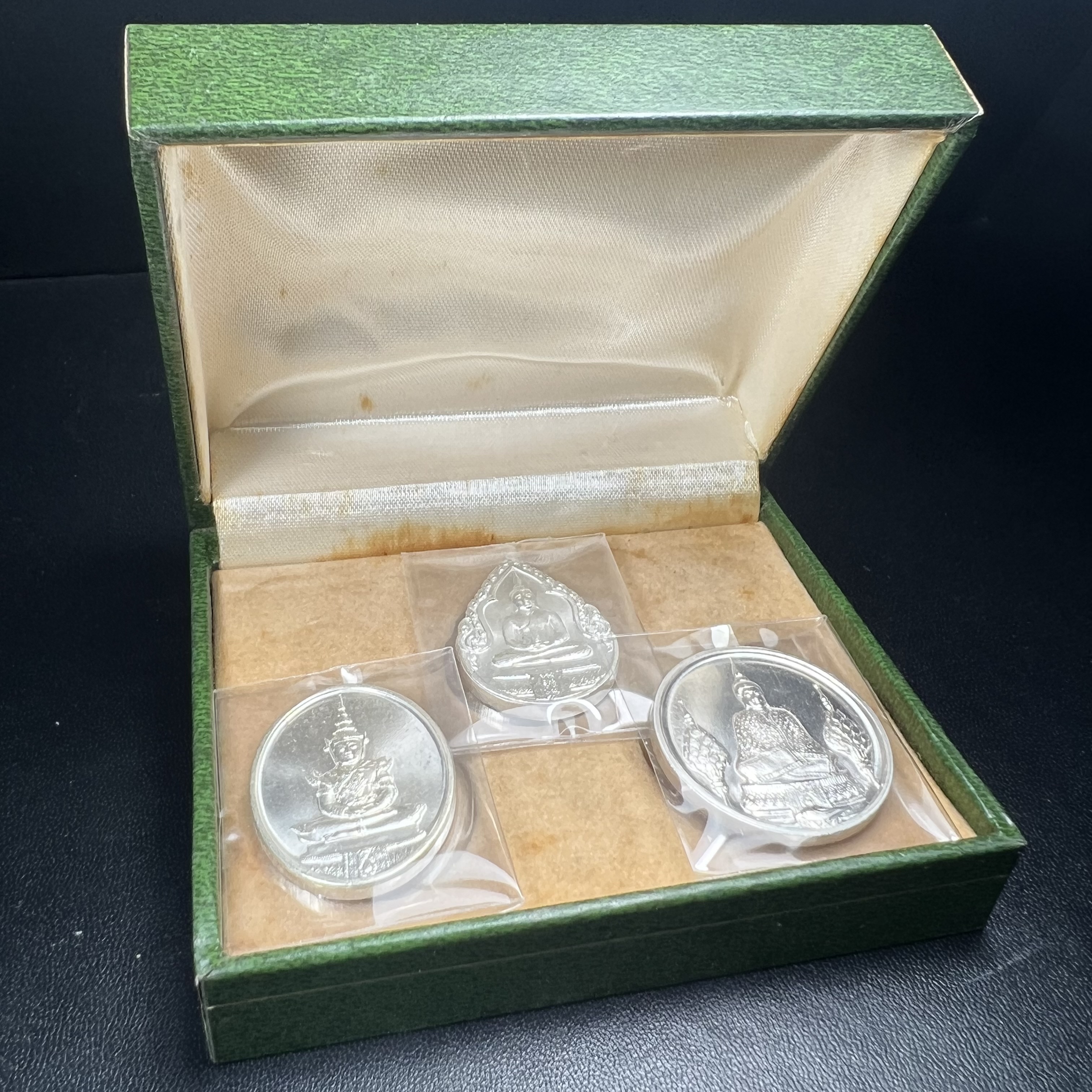 เหรียญพระแก้วมรกตหลัง ภปร. ฉลองกรุงรัตนโกสินทร์ครบ 200 ปี พ.ศ.2525 เนื้อเงินกล่องบรรจุเดิมครบ3พิมพ์(บล็อกพระราชศรัธา)(ในหลวงรัชกาลที่9 เสด็จในพิธี)พระคู่บ้านคู่เมือง...พระดี...พิธีใหญ่