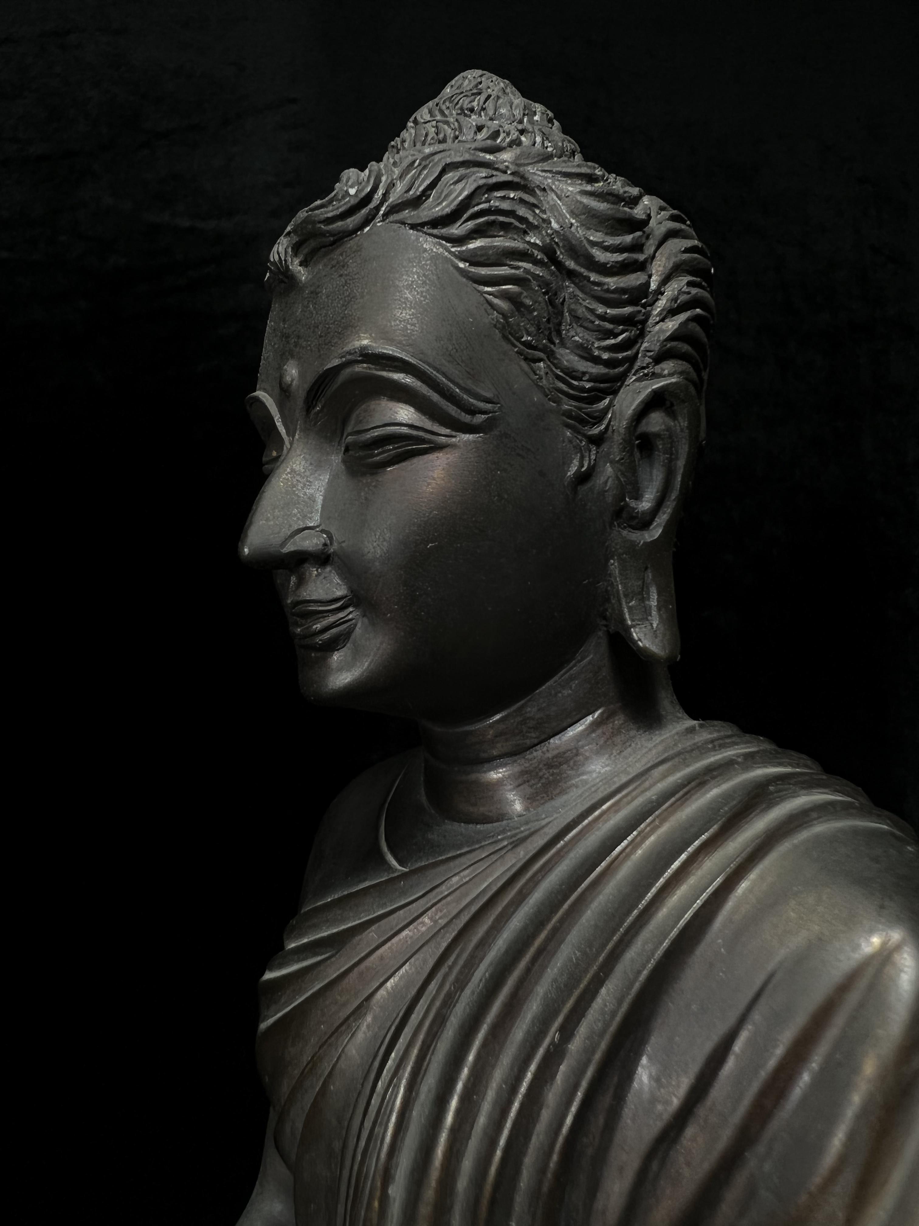 พระพุทธสิทธัตถศาสดา 100 ปี กรมบัญชีกลาง พ.ศ.2533(รุ่นแรก) เนื้อโลหะสำริด รมมันปู หน้าตัก 5.9 นิ้ว (พิธีใหญ่ ศิลป์สวย หายาก)(พระราชทานเม็ดพระธาตุ บรรจุมวลสารใต้ฐานองค์พระ)องค์หมายเลข 63(ผลรวมได้ 9 เลขมหามงคลเจริญก้าวหน้าในทุกด้าน)