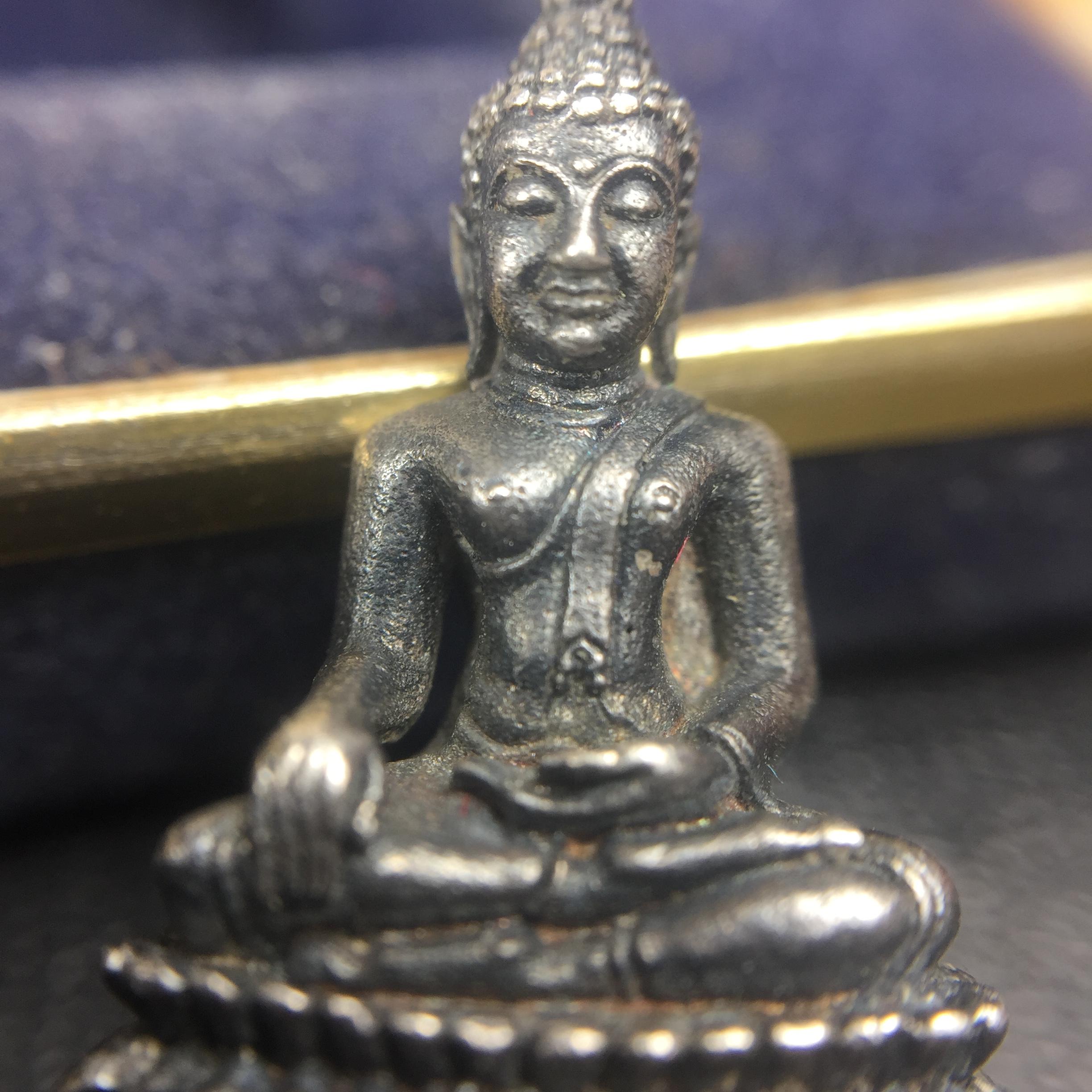 พระกริ่งพระพุทธชินสีห์ ภปร ทันโตเสฏโฐ ปี 2533 เนื้อเงิน (วัตถุมงคลหนึ่งเดียวที่บรรจุพระทนต์(ฟัน)ในหลวงรัชกาลที่9 พระราชทานให้จัดสร้าง)(1ใน1999องค์)