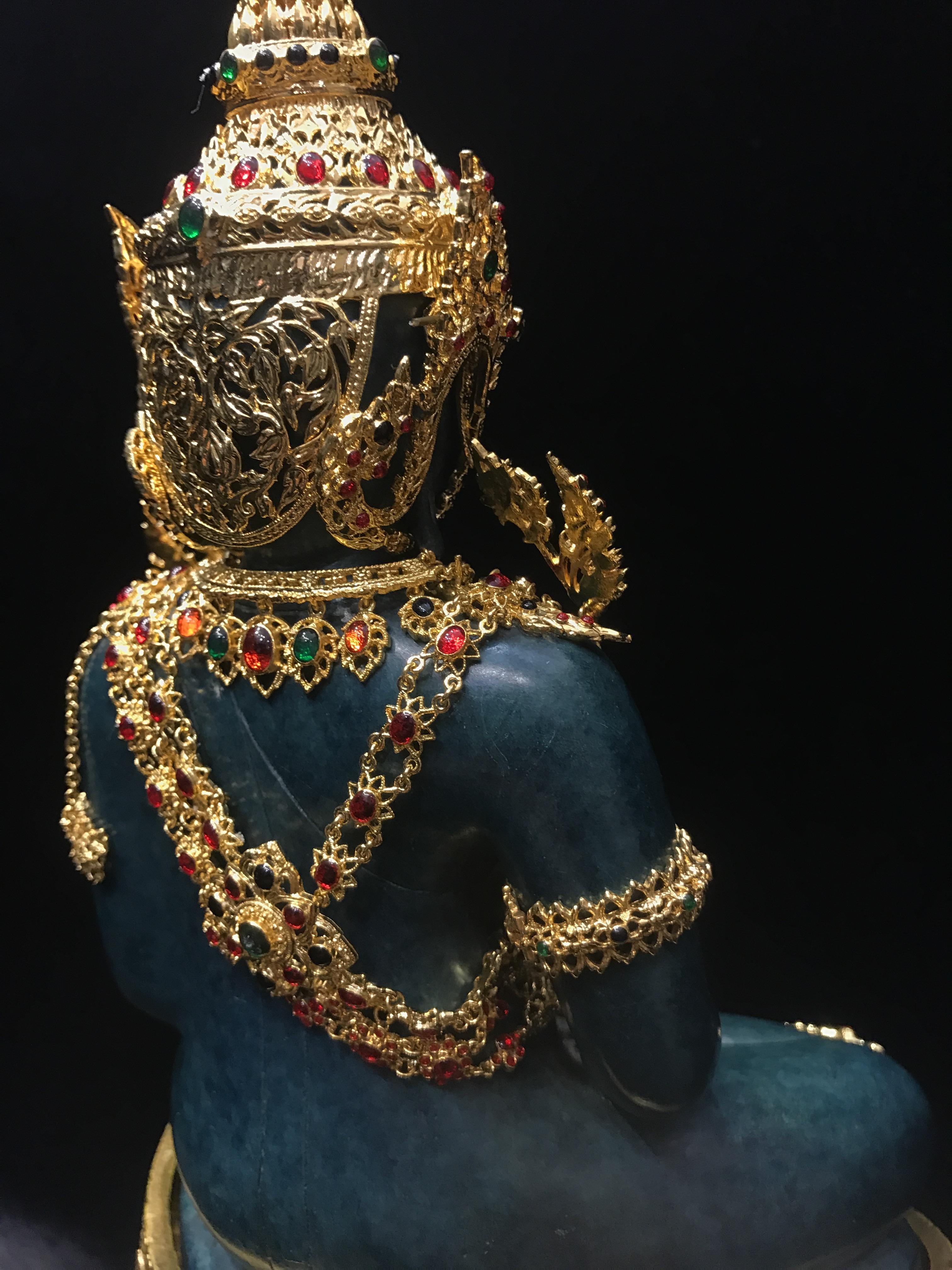 พระพุทธมหามณีรัตนปฏิมากร จำลอง (พระแก้วมรกต) ขนาดบูชาหน้าตัก 5 นิ้ว ตราสัญลักษณ์ ภ.ป.ร. รุ่นแรก ปี2547 เนื้อนวโลหะเคลือบสีเขียว(เครื่องทรงนวโลหะชุบทอง)