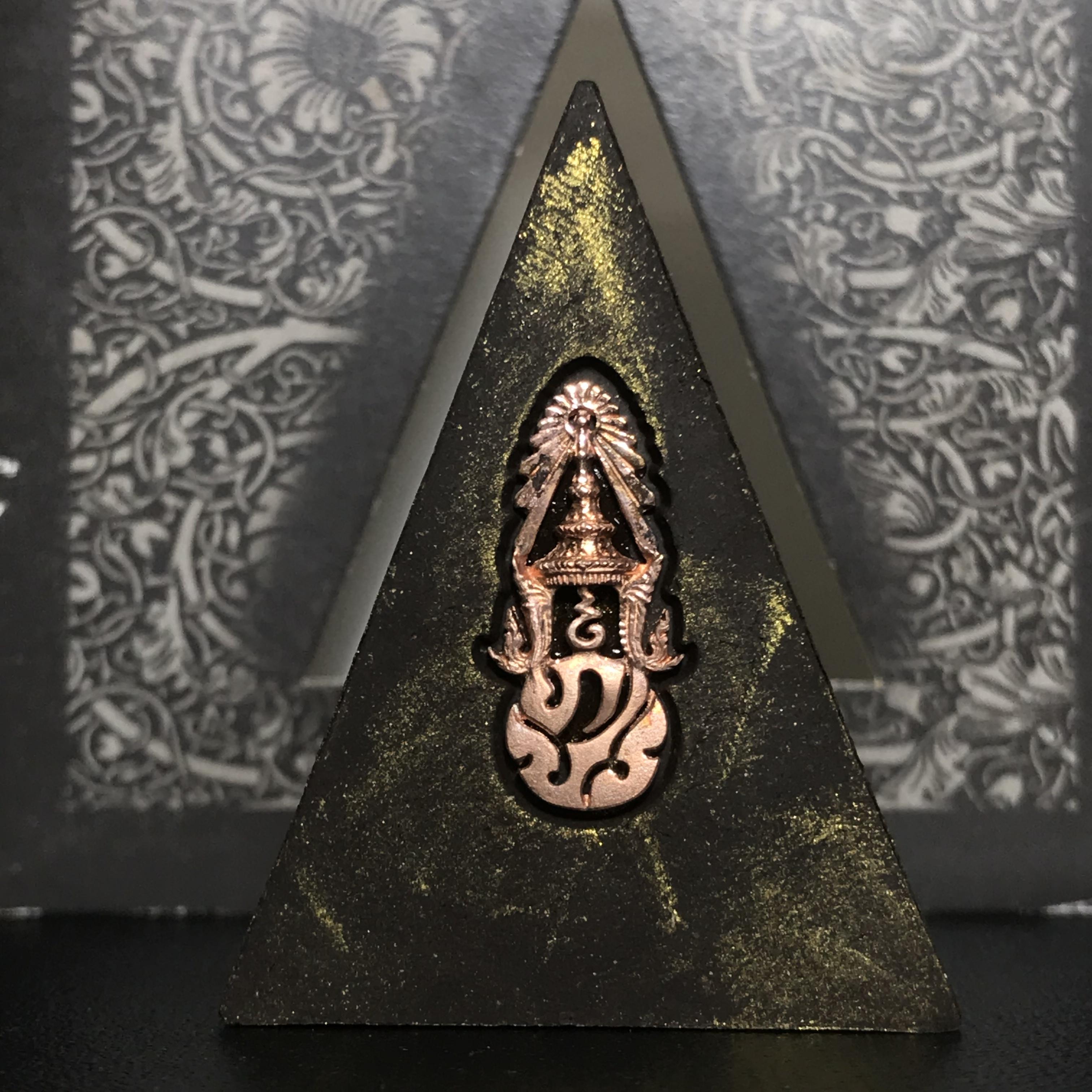 พระพุทธชินราช ภปร. โครงการ "เพราะแผ่นดินนี้ คือ แผ่นดินเกิด" ปี2548(รุ่นแรก) พระผงหลัง ภ.ป.ร. ทองแดง (พระราชทานเส้นพระเจ้า (เส้นผม)และมวลสารจิตรลดา)