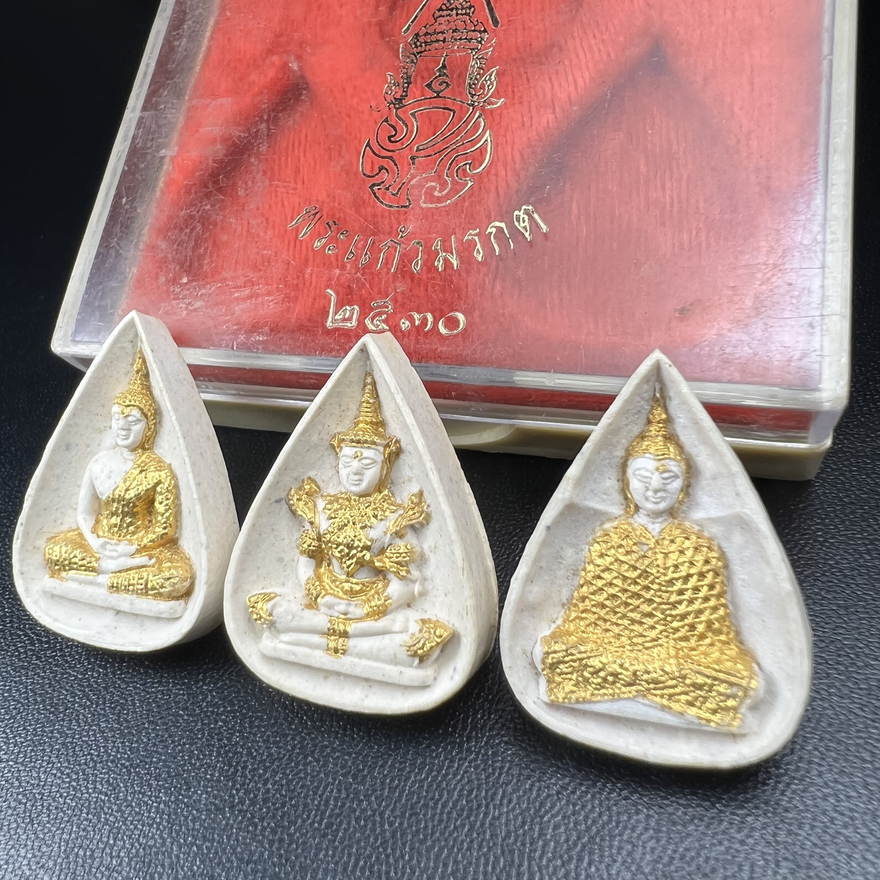 พระแก้วมรกต หลัง ภปร. เนื้อผง ปี2530 พระดี พิธีใหญ่ ประกอบพิธีพุทธาภิเษกพร้อมกับพิธีพระกริ่งปวเรศ ปี2530 วัดบวรนิเวศและวัดพระแก้ว(ครบชุดสามฤดูกล่องเดิมครบ)หายาก