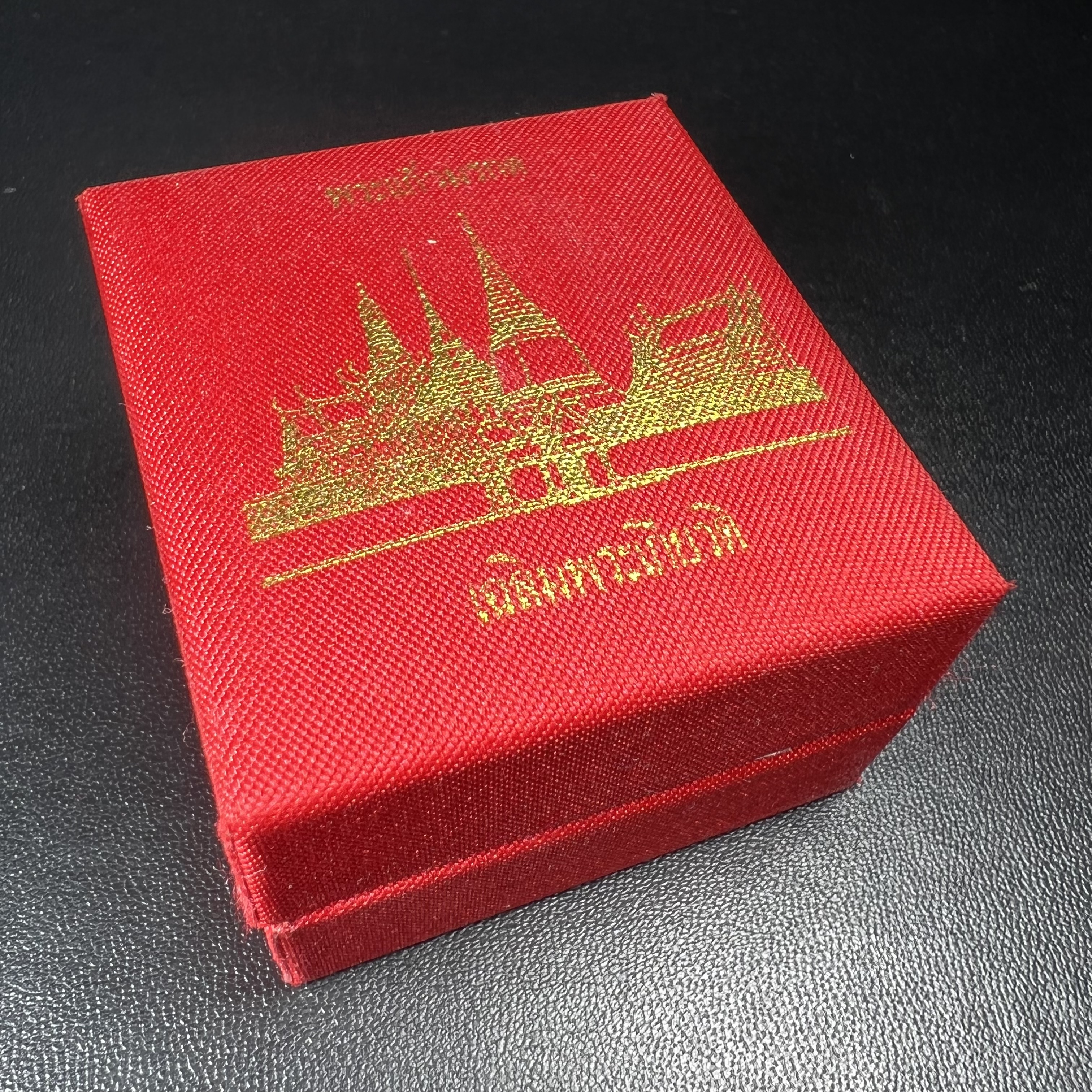 พระพุทธมหามณีรัตนปฎิมากร(พระแก้วมรกต)รุ่น เฉลิมพระเกียรติ วัดพระศรีรัตนศาสดารามราม(วัดพระแก้ว) ปี2543 เนื้อเงินสามกษัตริย์พิมพ์ซุ้มกนกเล็ก สภาพสวยซีนเดิมกล่องครบ