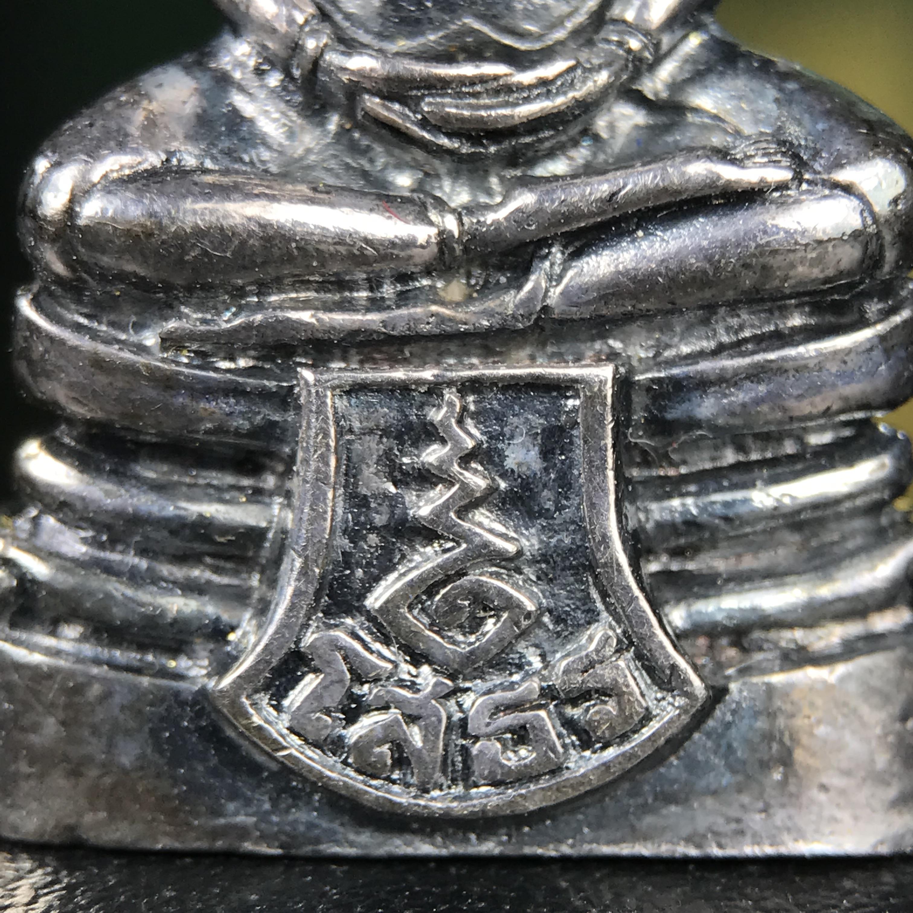 พระพุทธโสธร รุ่น กศก. 120 ปี เนื่องในโอกาสครบ 120 ปี กรมศุลกากร กระทรวงการคลัง จัดสร้าง ปี 2537 เนื้อเงินบริสุทธิ์ 99.9% ผิวขัดเงาลงดำ(เข้มขลัง)(งานบริษัท แพรนด้า จิวเวลรี่)สวยงดงาม ทรงคุณค่า