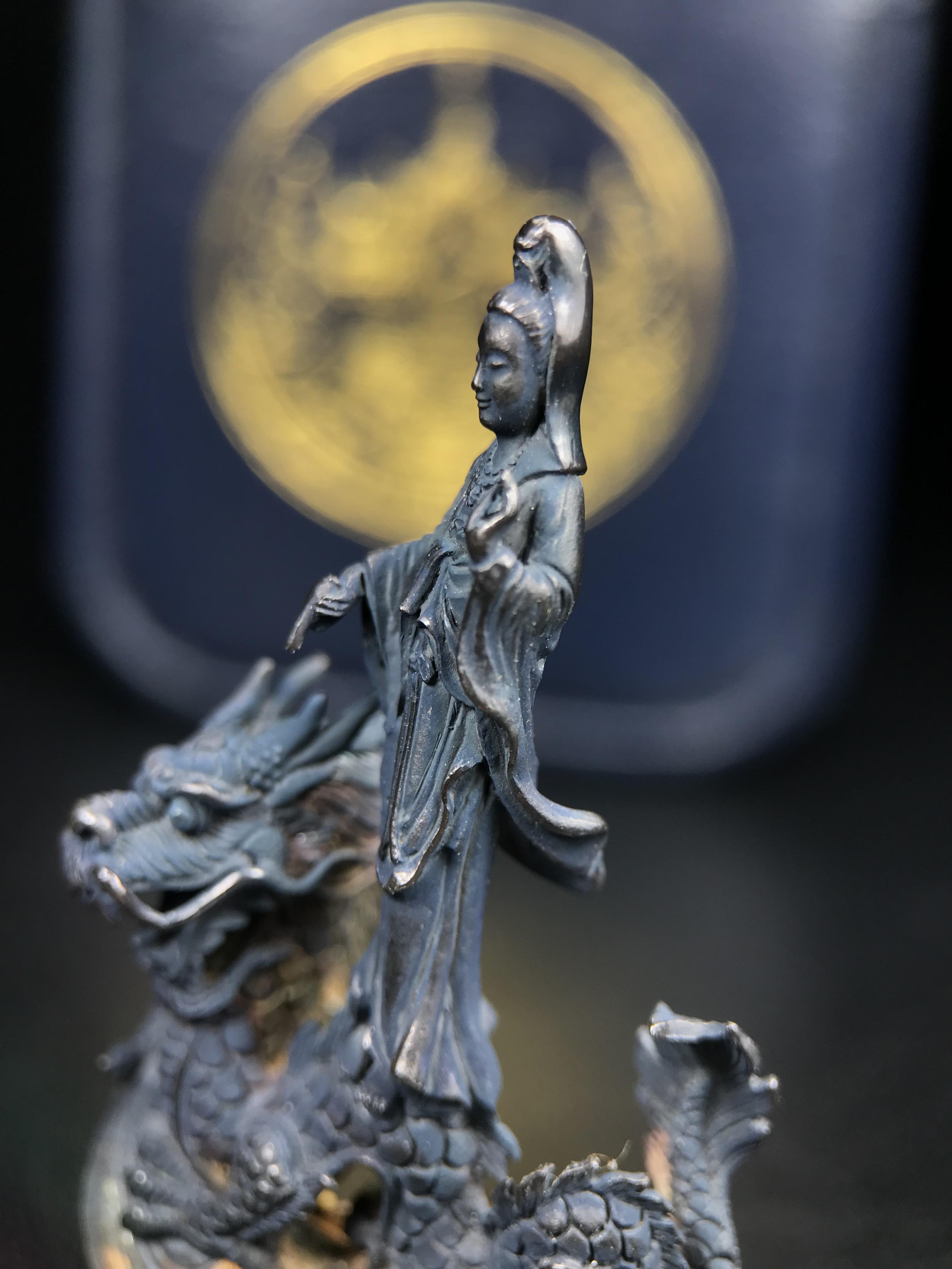 รูปหล่อลอยองค์พระโพธิสัตว์กวนอิม ทรงประทับมังกร จ.ระนอง ปี 2539 เนื้อเงิน พิมพ์ใหญ่(ผิวกลับดำทูโทนเข้มขลังสวยงามมีเสน่ห์)(สภาพผิวเดิม)(เสน่ห์พระเนื้อเงินสีสันที่ธรรมชาติสรรค์สร้าง)เฉลิมฉลองในวโรกาสที่พระบาทสมเด็จพระเจ้าอยู่หัวทรงครองสิริราชสมบัติครบ50ปี