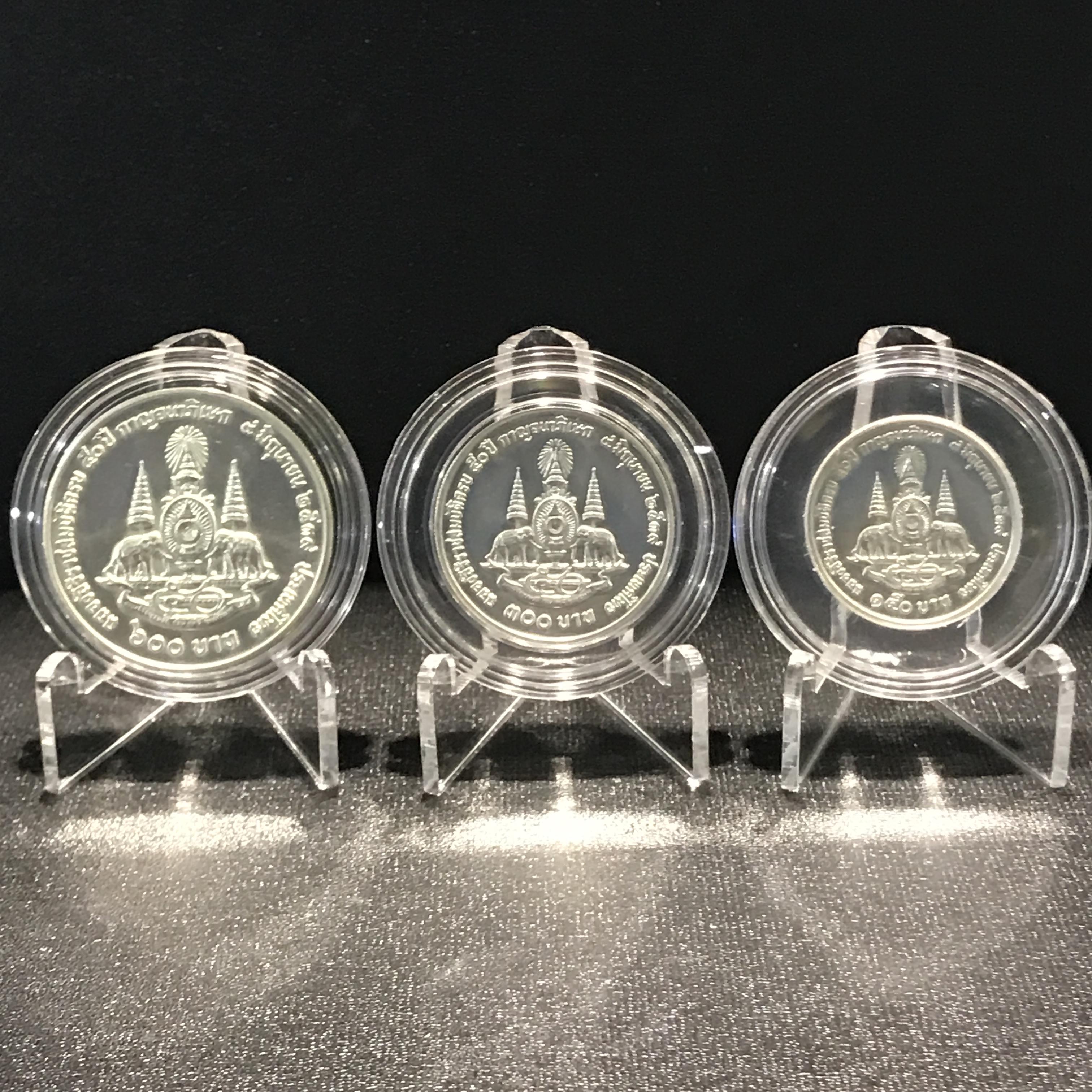 ชุดเหรียญเงิน ฉลองสิริราชสมบัติ 50ปี กาญจนาภิเษก 150, 300, 600 บาท (3 เหรียญ) ผลิตโดย กองกษาปณ์ กรมธนารักษ์ กระทรวงการคลัง