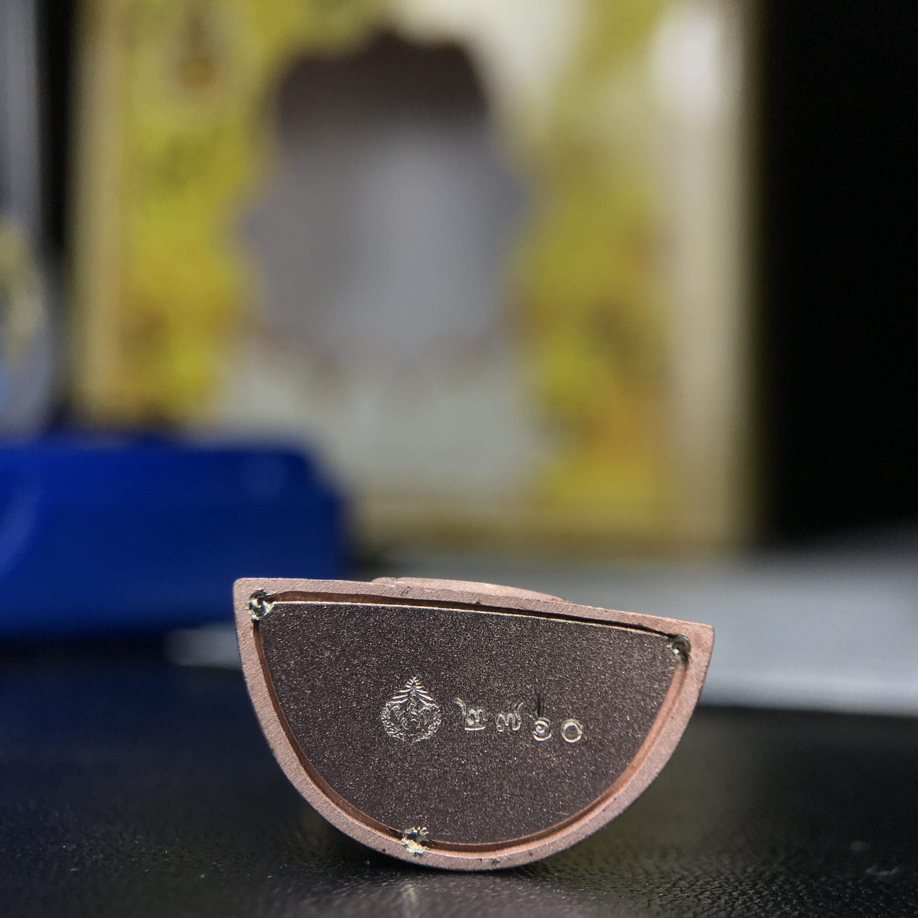 พระแก้วมรกต ทรงเครื่องฤดูร้อน พระราชทานประดิษฐานตราสัญลักษณ์ฉลองสิริราชสมบัติ ครบ 60 ปี ในหลวงรัชกาลที่ 9 พ.ศ.2549 เนื้อเงินสามกษัตริย์ลอยองค์พิมพ์ใหญ่ สูง 3.6 ซม. ขนาดหน้าตัก 1/2 นิ้ว (พิธีใหญ่มหาพุทธาภิเษก ณ พระอุโบสถวัดพระแก้ว เกจิอาจารย์ 108 รูป )