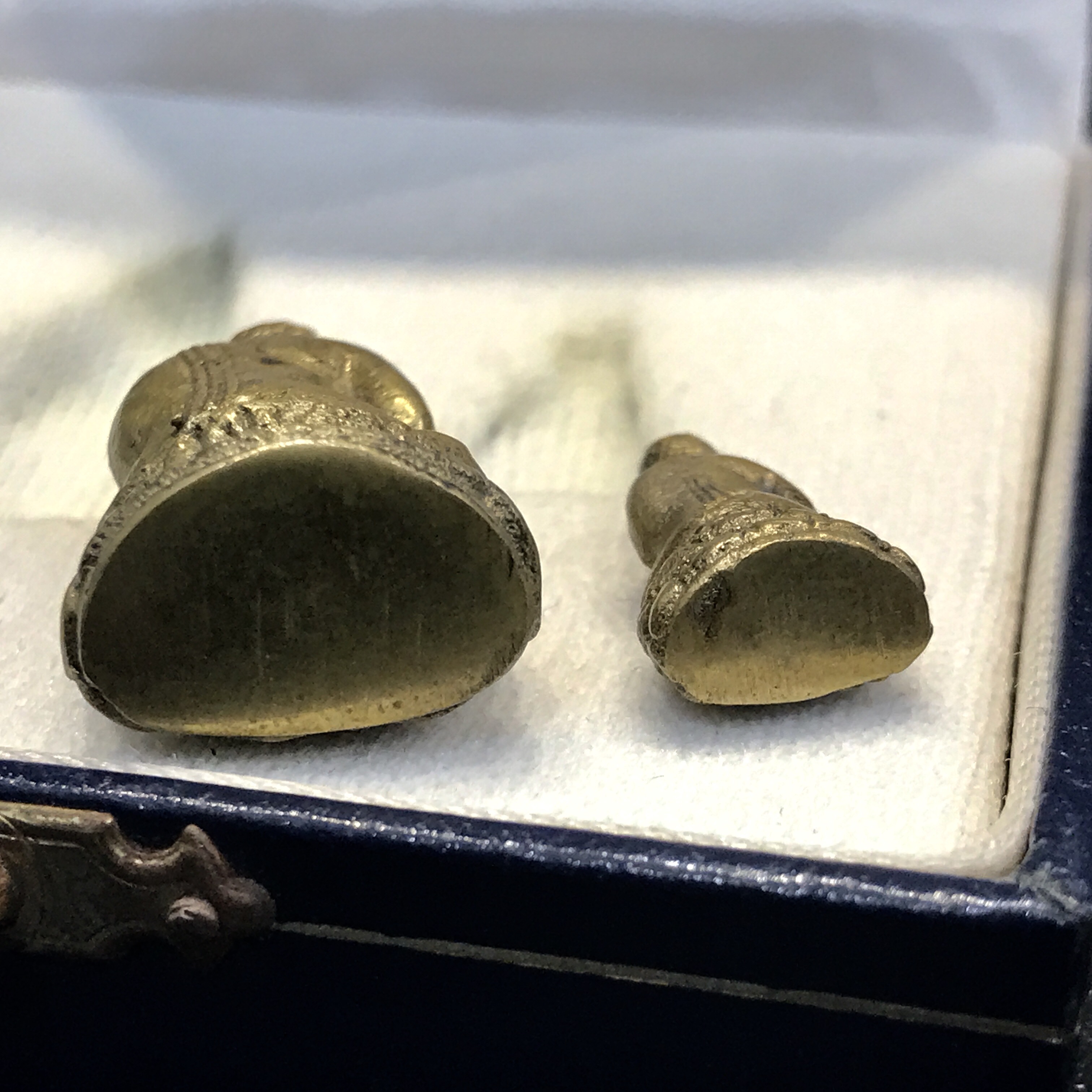 พระกริ่ง-พระชัยวัฒน์ไพรีพินาศ วัดบวรนิเวศวิหาร รุ่นผ้าป่าสิงห์บุรี ปี2528(กล่องหนังนิยม)