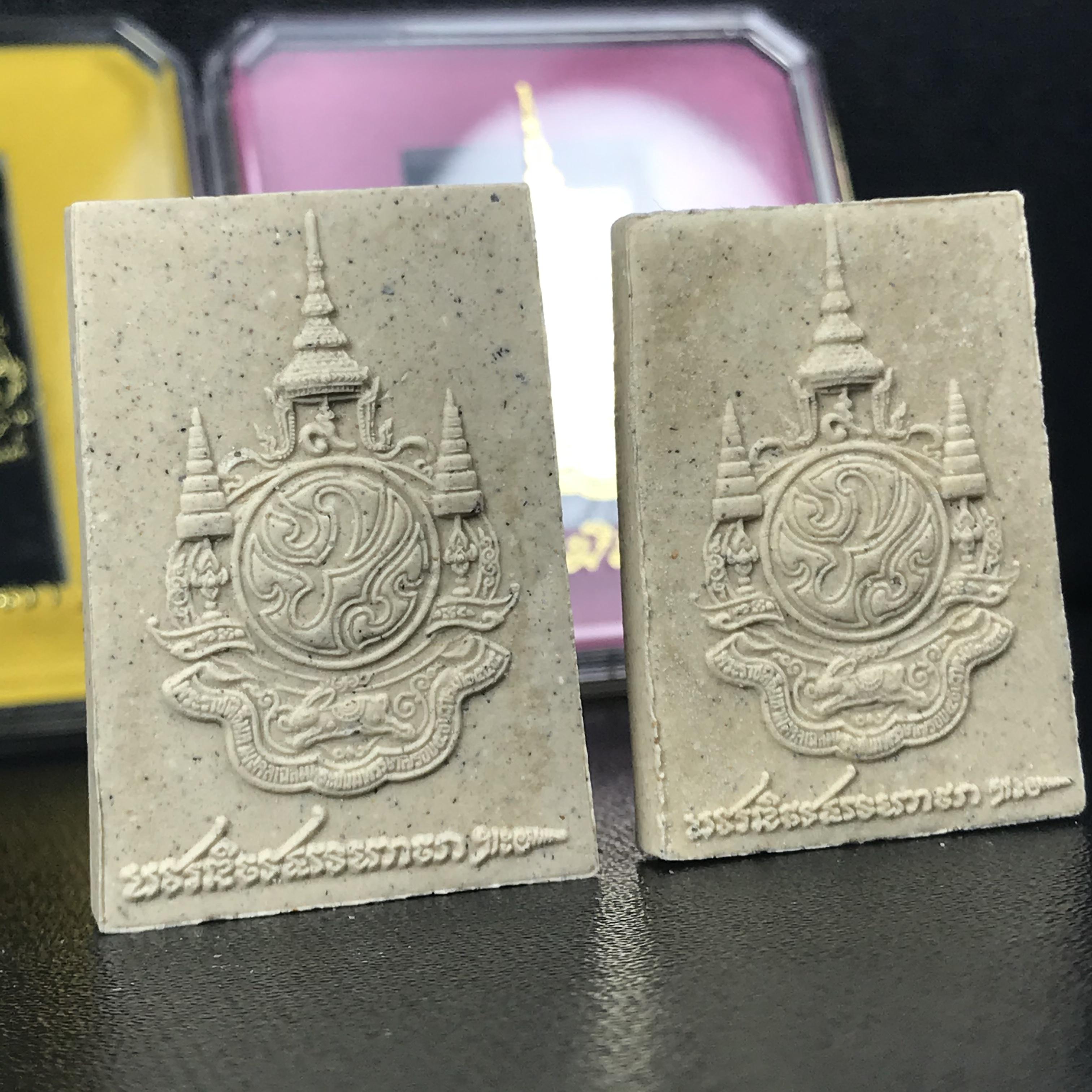 สมเด็จพระพุทธชินสีห์+สมเด็จพระไพรพินาศ ด้านหลังตราสัญลักษณ์เฉลิมพระชนมพรรษา 7 รอบ ในวโรกาสเฉลิมพระชมพรรษาในหลวงรัชกาลที่9 ครบ 7 รอบ และ ที่ระลึกสมโภชวัดบวรนิเวศวิหารครบ 175 ปี พ.ศ.2554 เนื้อผง พิมพ์ ขนาดสูง 3.5 ซม. พร้อมกล่องบรรจุเดิม(1ชุด2องค์)