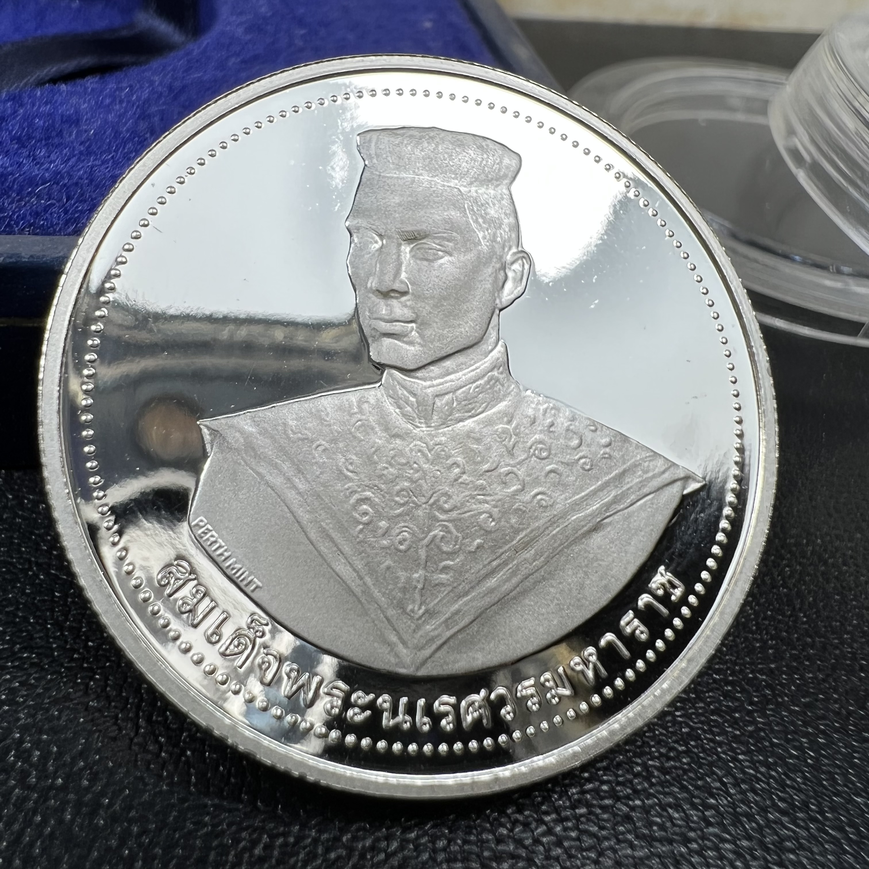 เหรียญสมเด็จพระนเรศวรมหาราช-พระพุทธชินราช รุ่นกองทุนสร้างอาคารเรียนวิทยาลัยสงฆ์ วัดพระศรีรัตนมหาธาตุ ปี 2536 เนื้อเงินขัดเงา บล็อกนอก เพิร์ธ ประเทศออสเตรเลีย(PERTH MINT)กล่องบรรจุเดิมใบรับรองพร้อมสวยงาม