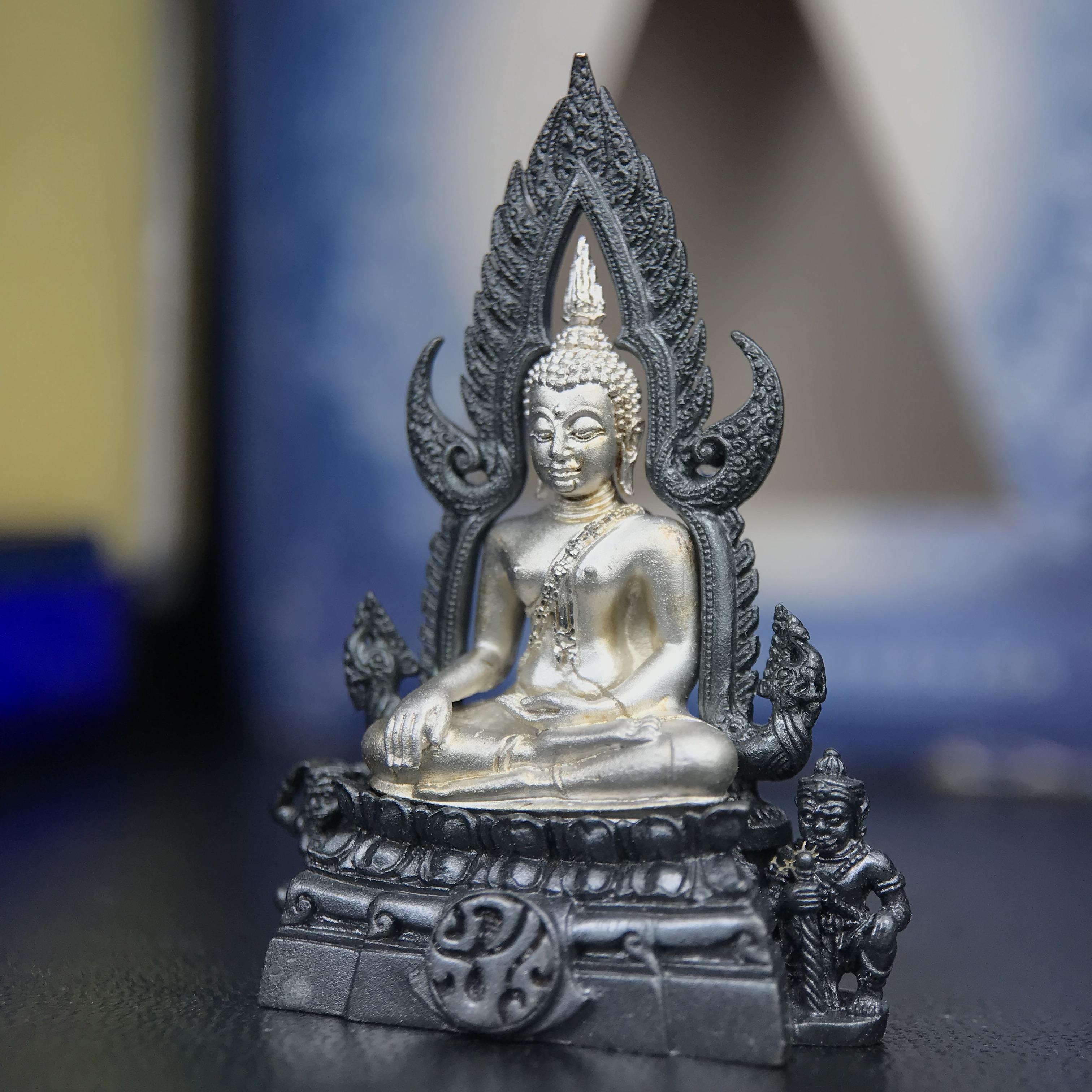 พระพุทธชินราช ภปร. โครงการเพราะแผ่นดินนี้คือแผ่นดินเกิด เนื้อเงินชุบทองคำขาวซุ้มรมดำ ปี2551 ขนาดหน้าตัก1/2นิ้ว(3.5*2.5ซม.)ประกอบพิธี ณ พระอุโบสถ วัดพระศรีรัตนศาสดาราม(วัดพระแก้ว)และพระวิหารวัดพระศรีรัตนมหาธาตุวรมหาวิหาร(จ.พิษณุโลก)(สวยงามหายาก)1ใน5000องค์