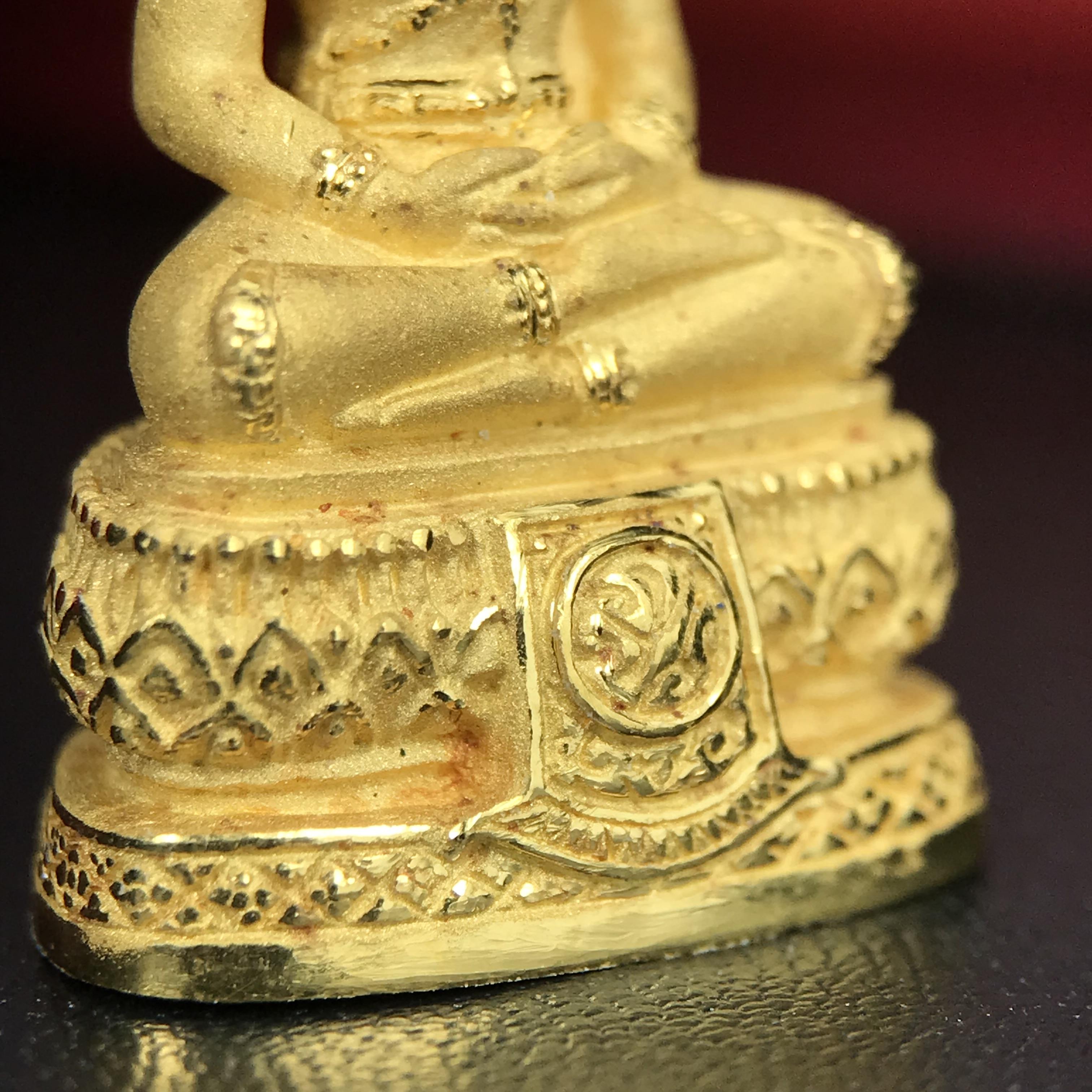 พระแก้วมรกต ภปร.(รุ่นแรก) ปี2545 รุ่นฉลองกรุงรัตนโกสินทร์ครบ 220 ปี พิมพ์ลอยองค์ใหญ่ เนื้อทองคำบริสุทธิ์ 96.5%(15.2 กรัม) ขนาด 19*35 มม.ครบสมบูรณ์(องค์หมายเลข ๓๓)(เลขคู่สวย)สุดยอดมงคลแผ่นดินที่ควรเก็บรักษา บูชาเป็นมงคลชีวิต(สวยงามและหายากมาก)(1ใน1000องค์)