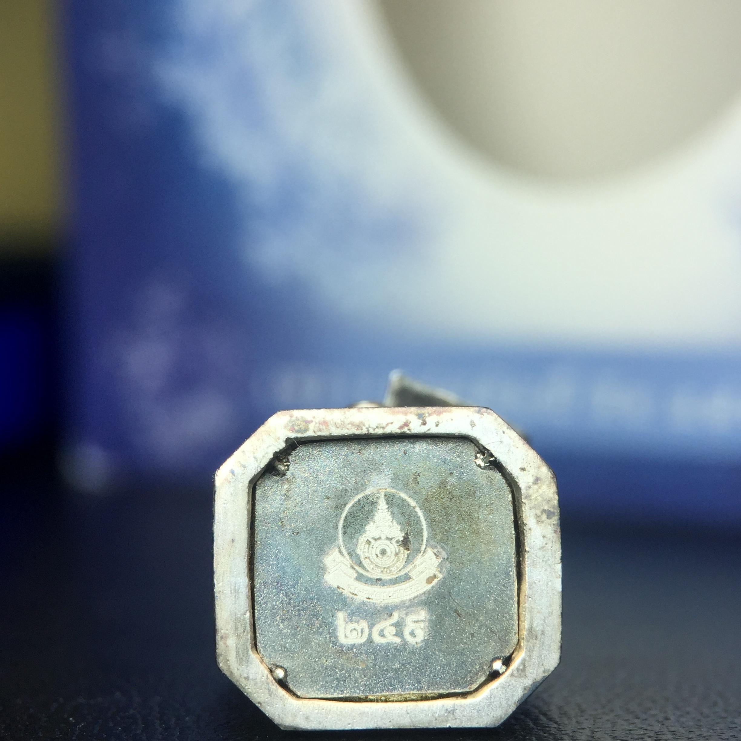 พระบรมรูปพระบาทสมเด็จพระเจ้าอยู่หัวรัชกาลที่ 9(ทรงงาน) ภปร. รุ่นเพราะแผ่นดินนี้คือแผ่นดินเกิด ปี 2551 ขนาดสูง 1 นิ้ว เนื้อเงิน(ผิวเดิมขึ้นสีรุ้งธรรมชาติสวยมาก)(ด้านหน้า ฐานพระบรมรูปฯ ประดิษฐานอักษรพระปรมาภิไธย ภ.ป.ร.)นิยมหายาก(1 ใน 5000 องค์)