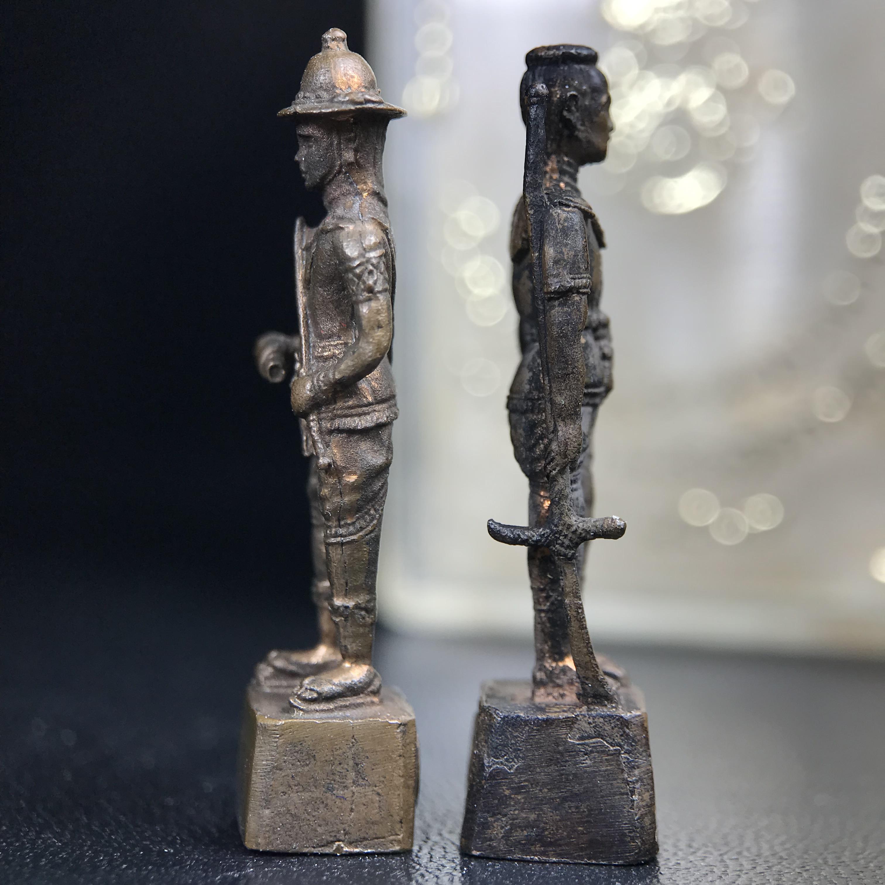 พระกริ่งสมเด็จพระนเรศวร-พระกริ่งสมเด็จพระเอกาทศรถ กองทัพภาคที่3จัดสร้าง ปี2517 เนื้อนวโลหะครบชุด 2องค์กล่องบรรจุเดิมครบสมบูรณ์(หายาก)(1ใน 300ชุด)(ในหลวง ร.9 เสด็จในพิธี)ปลุกเสกโดยพระคณาจารย์ชื่อดังในยุคนั้น7วัน7คืน(หลวงปู่โต๊ะ วัดประดู่ฉิมพลี ร่วมปลุกเสก)