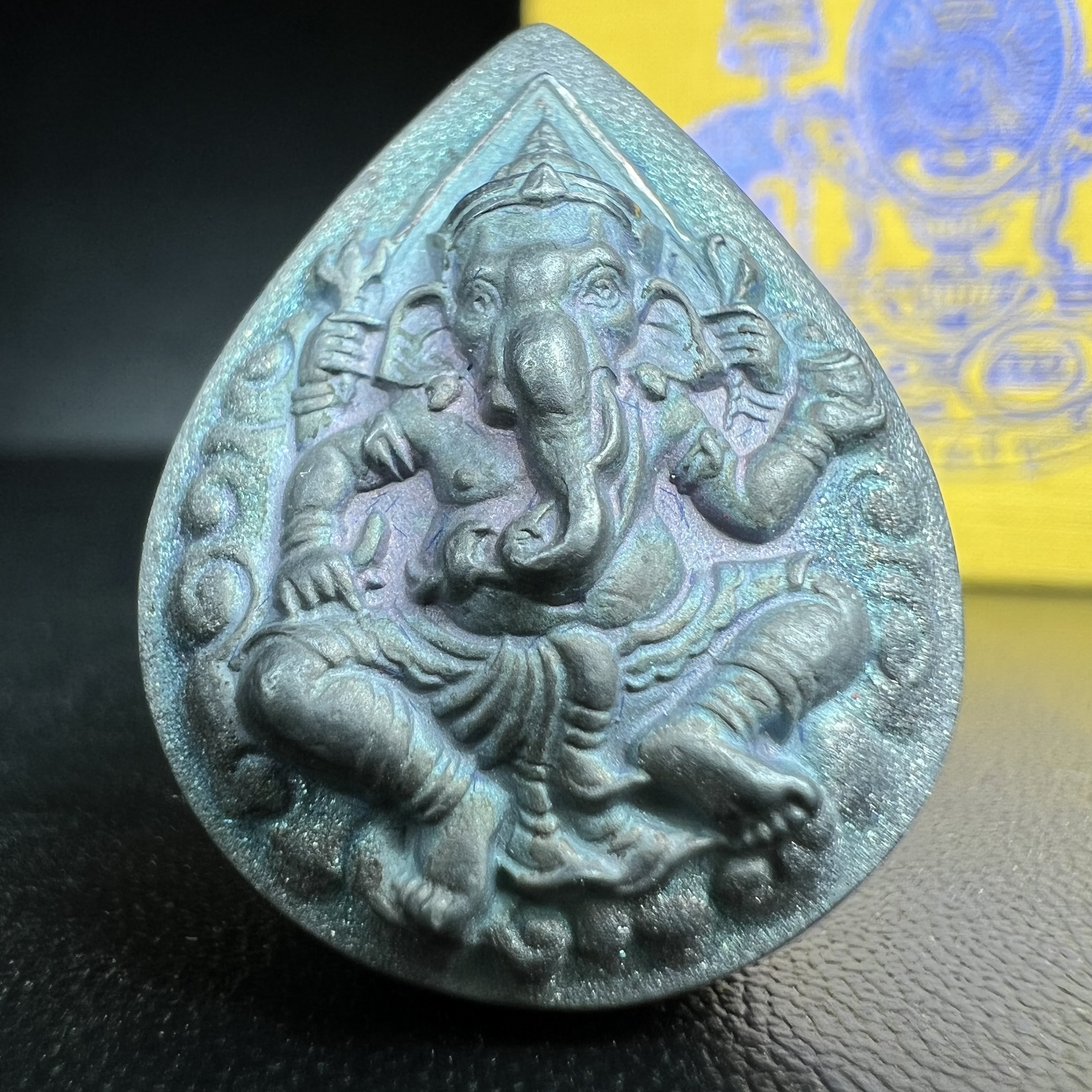 เหรียญพระพิฆเนศวร ญสส. ชุดกาญจนาภิเษกครองราชย์ 50 ปี พุทธศักราช 2538 พิมพ์ใหญ่(2.9 ซม.) เนื้อเงินผิวเดิมกลับดำขึ้นสีรุ้งเข้มขลังงดงามธรรมชาติสร้างสรรค์ สภาพสวยเดิมพร้อมกล่องบรรจุเดิม ตอกโค๊ดหมายเลขกำกับ(1ใน 5539องค์)