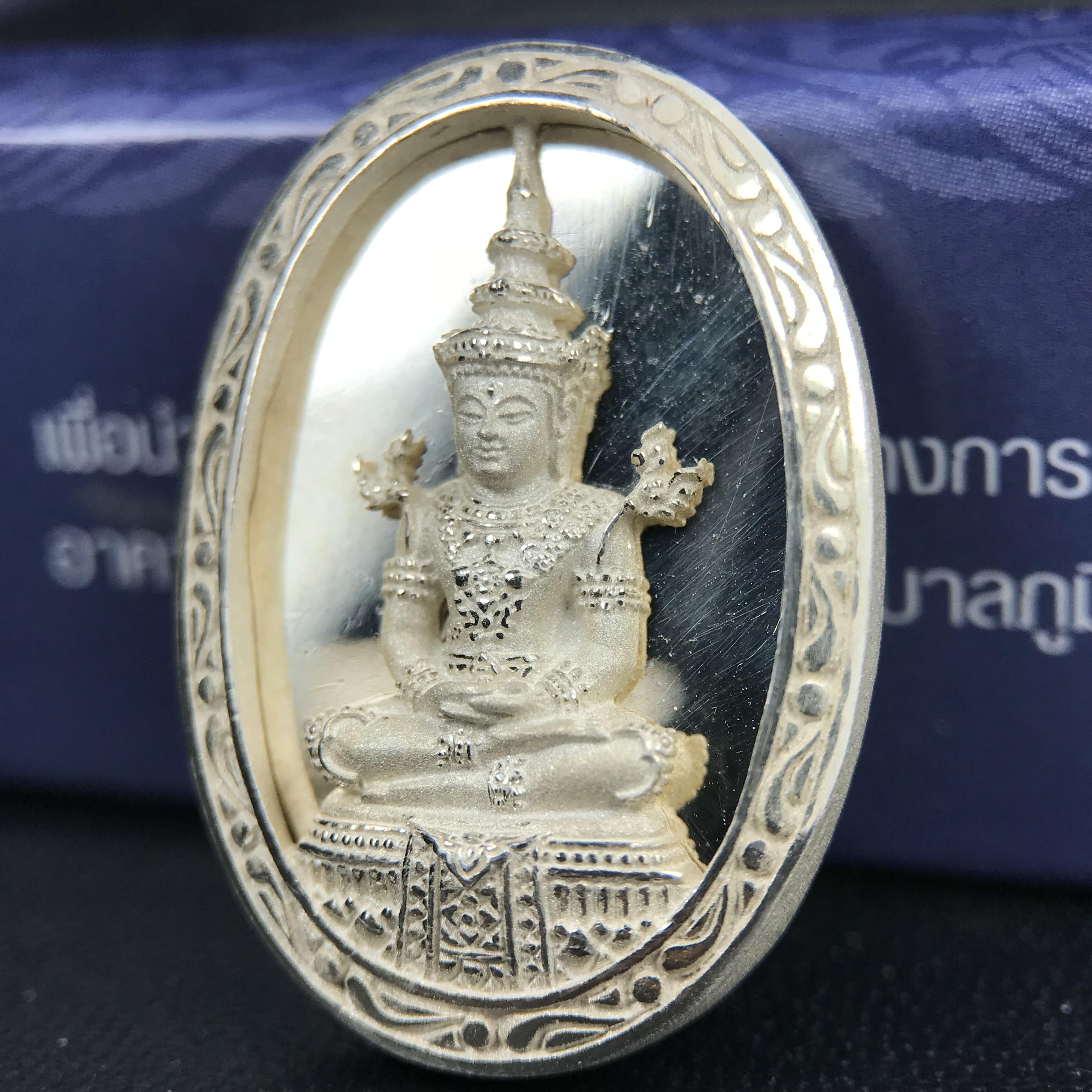 พระแก้วมรกต ภปร. ปี 2547 จัดสร้างโดยโรงพยาบาลภูมิพลอดุลยเดช เนื้อเงิน (3 กษัตริย์) เหรียญทรงกลมรี ขนาด 20*28 มม.พิธีมหามังคาภิเษก ณ พระอุโบสถวัดพระศรีรัตนศาสดาราม(วัดพระแก้ว) งดงามทรงคุณค่าอีกหนึ่งรุ่นยอดนิยม หายาก(องค์หมายเลข ๑๐๔๖)