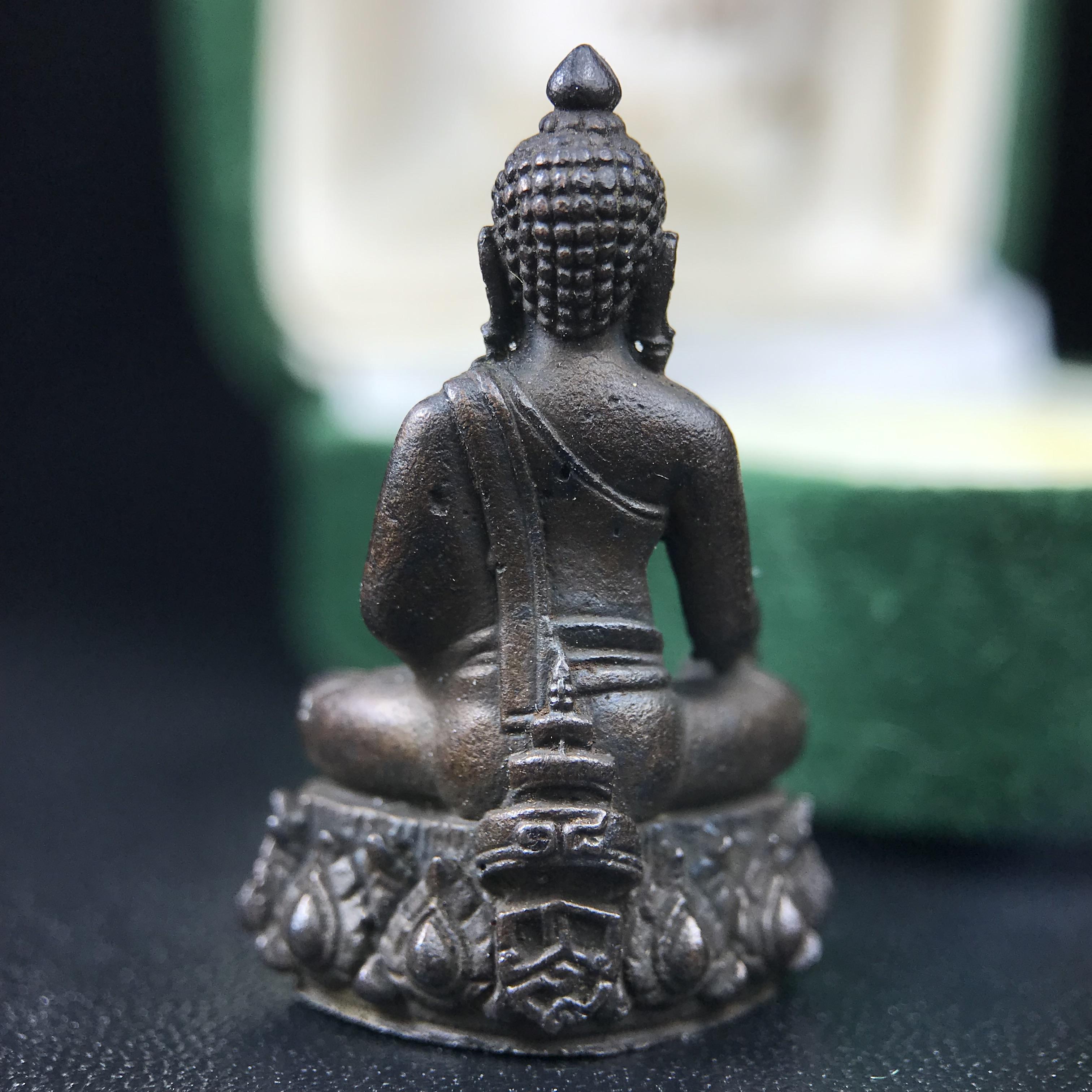 พระกริ่งวาสนา(รุ่นแรก) 80 พรรษา สมเด็จพระสังฆราช (วาสน์) วัดราชบพิธฯ ปี2521 เนื้อนวโลหะ(ตอกโค๊ตพระปิดตา) โดยมีหลวงปู่โต๊ะ วัดประดู่ฉิมพลีร่วมปลุกเสก พร้อมกล่องบรรจุเดิม(รุ่นแรก คอตั้งตรงได้สัดส่วน หายาก)