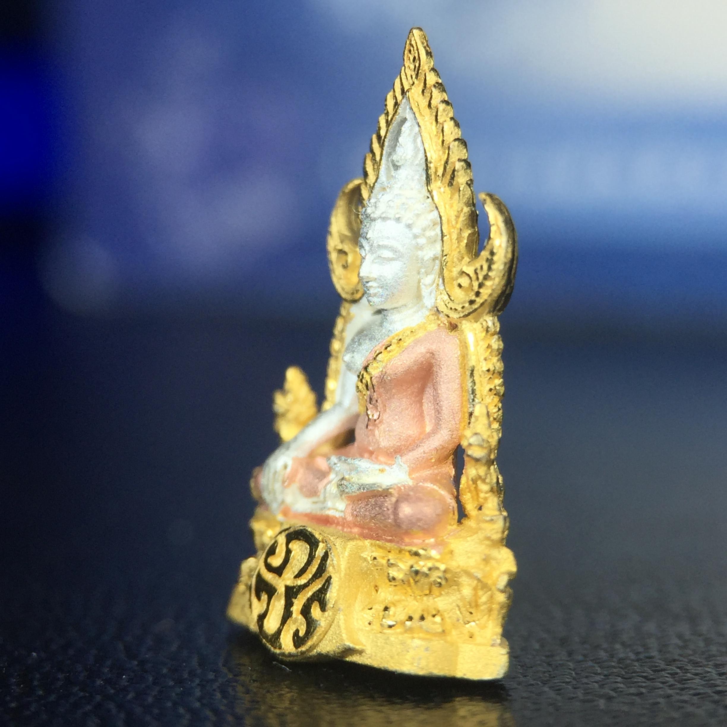 พระพุทธชินราช ภปร. โครงการ เพราะแผ่นดินนี้คือแผ่นดินเกิด เนื้อเงินชุบสามกษัตริย์ ปี2551 ขนาดหน้าตัก1/4นิ้ว (สวยงามหายาก)