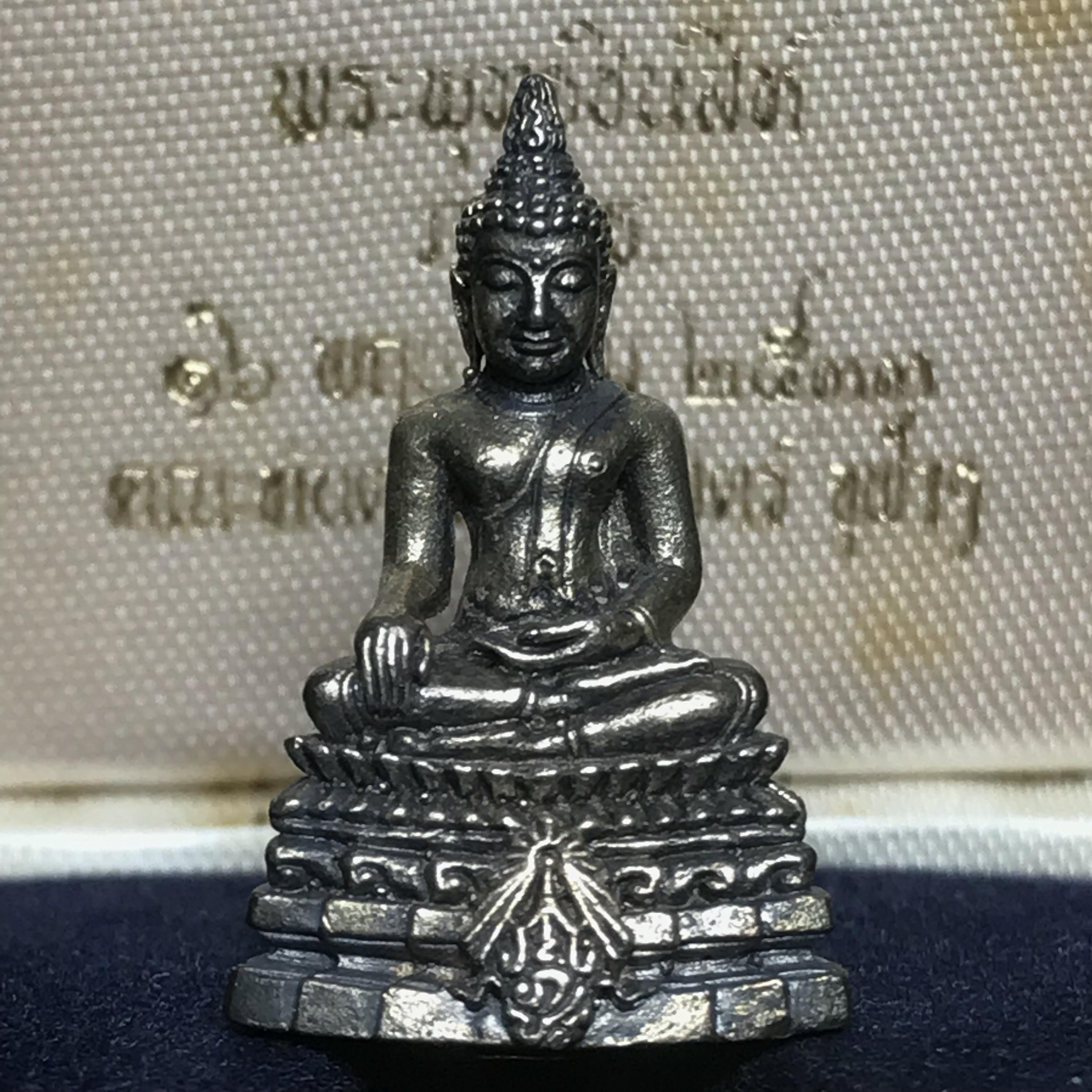 พระกริ่งพระพุทธชินสีห์ ภปร ทันโตเสฏโฐ ปี 2533 เนื้อเงิน (วัตถุมงคลหนึ่งเดียวที่บรรจุพระทนต์(ฟัน)ในหลวงรัชกาลที่9 พระราชทานให้จัดสร้าง)(1ใน1999องค์)