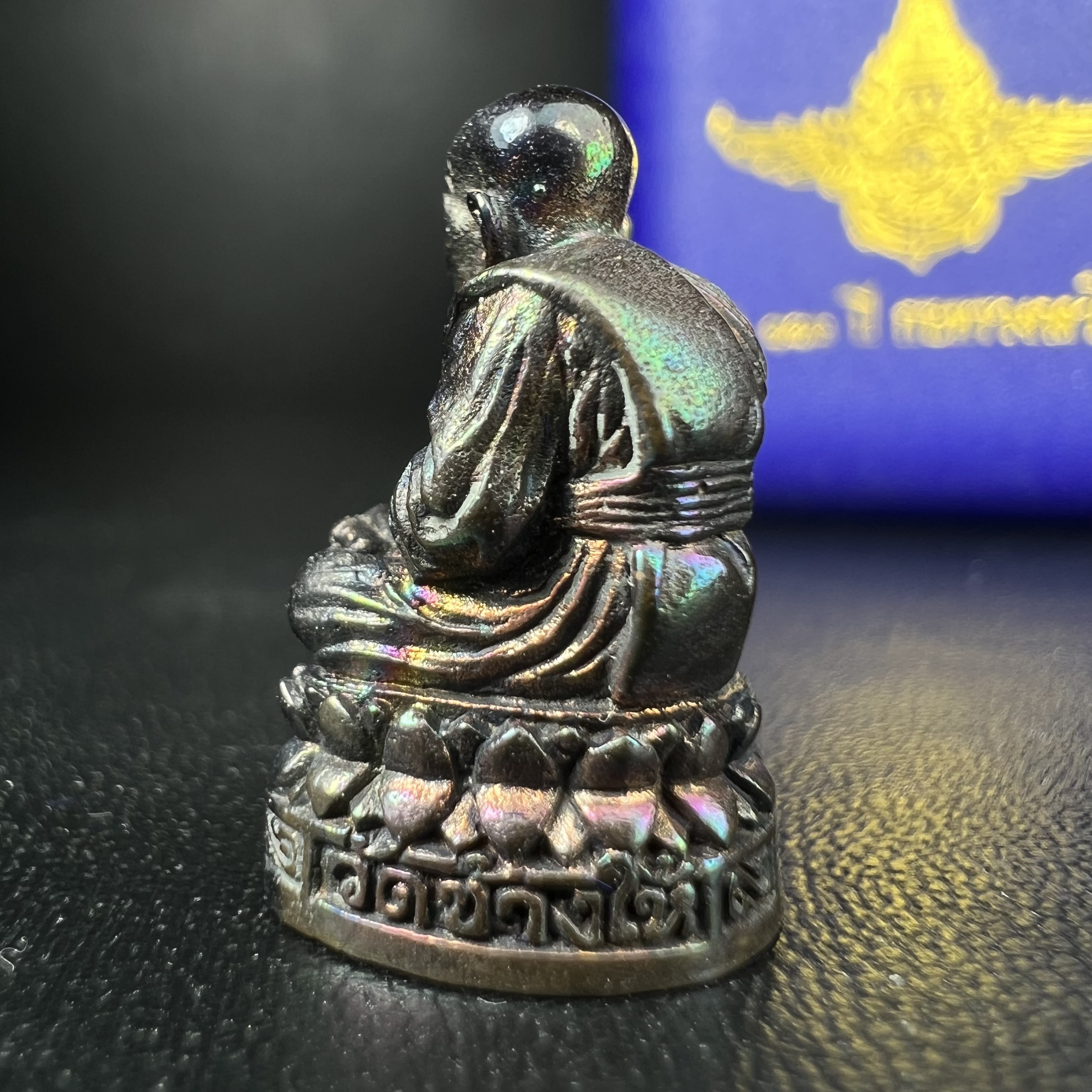 รูปเหมือนหล่อลอยองค์หลวงปู่ทวด รุ่น 111ปี กระทรวงกลาโหม เนื้อนวโลหะรมดำ-ปัดเงา ปี2540 พิธีใหญ่ เข้มขลัง นิยม พร้อมกล่องบรรจุเดิม(คัดสภาพสวยผิวเทพๆผิวรุ้งๆ)ทั้งพิธีทั้งพุทธศิลป์ทรงคุณค่าอีกหนึ่งรุ่นยอดนิยม