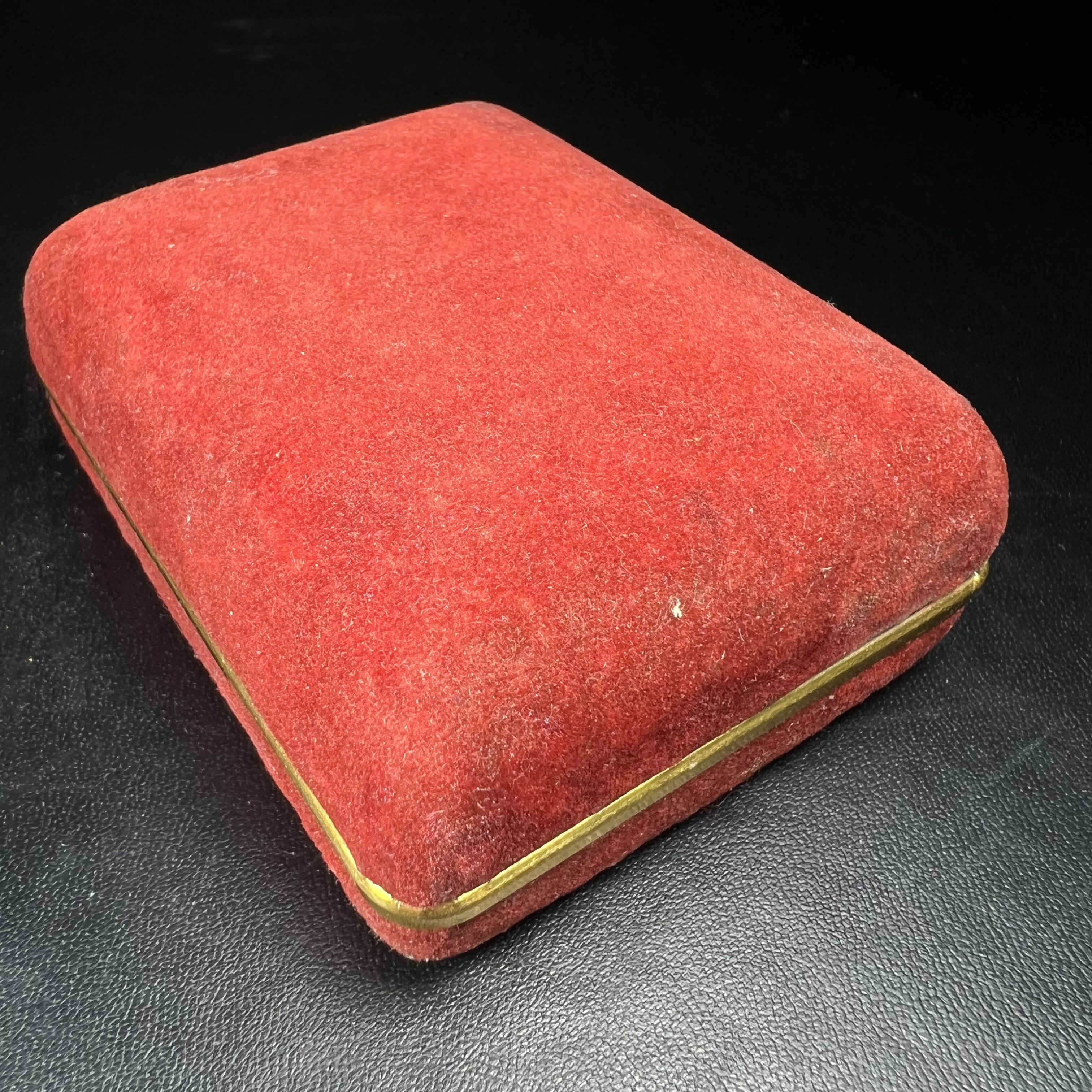 พระกริ่งฉลองพระชนมายุครบ 7 รอบ 84 พรรษา สมเด็จพระสังฆราช(วาสน์) วัดราชบพิธ พ.ศ.2525 เนื้อเงิน ผิวเดิมขึ้นน้ำทองสภาพสวยมาก ในกล่องชุดพิเศษกรรมการ พร้อมพระชัยวัฒน์ เนื้อนวโลหะ ครบชุดสมบูรณ์(งานแกะแม่พิมพ์โดย นายช่างเกษม มงคลเจริญ)(หายาก)