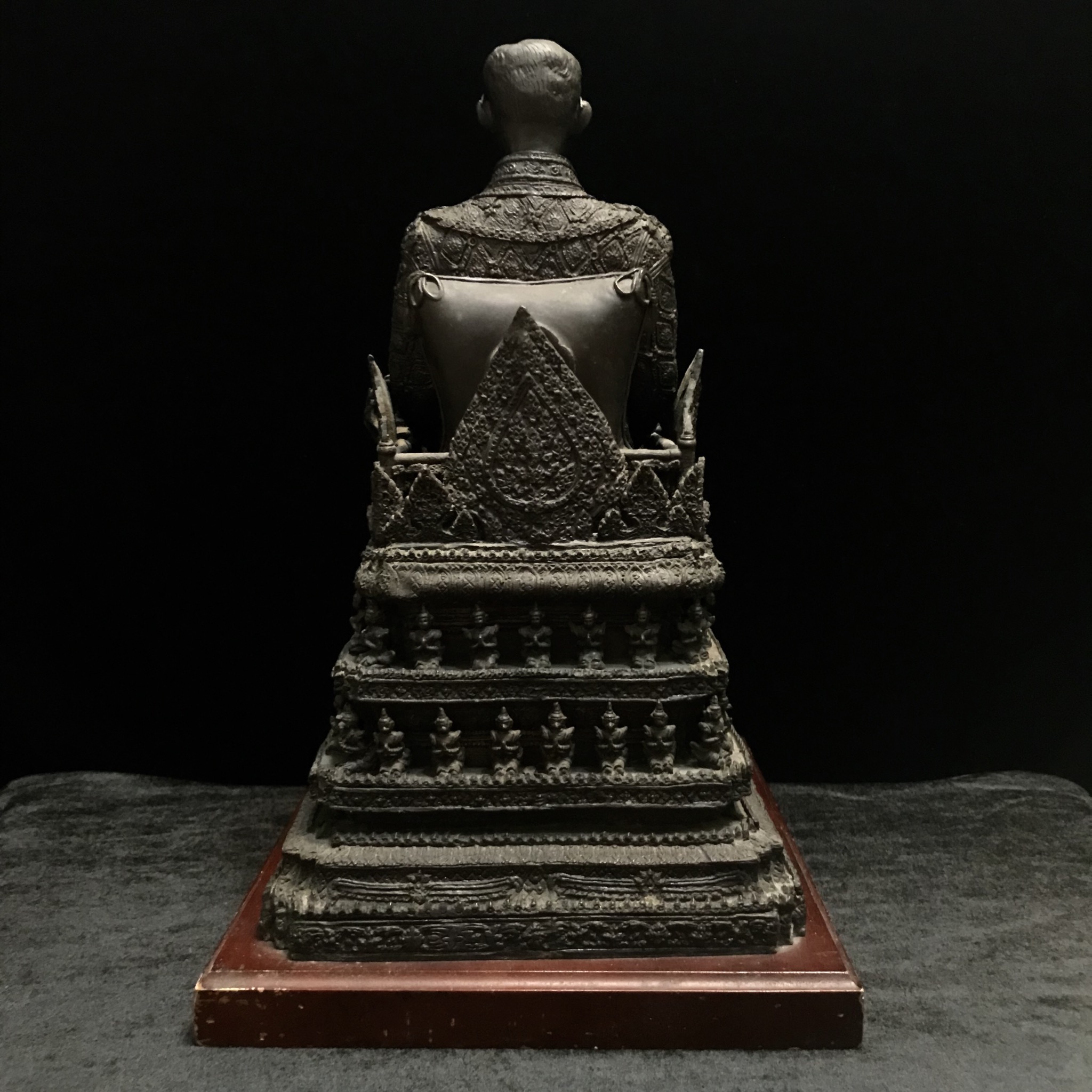 พระบรมรูปพระบาทสมเด็จพระเจ้าอยู่หัวรัชกาลที่9(นั่งบัลลังก์) กระทรวงมหาดไทยจัดสร้าง ปี2539(นิยม)