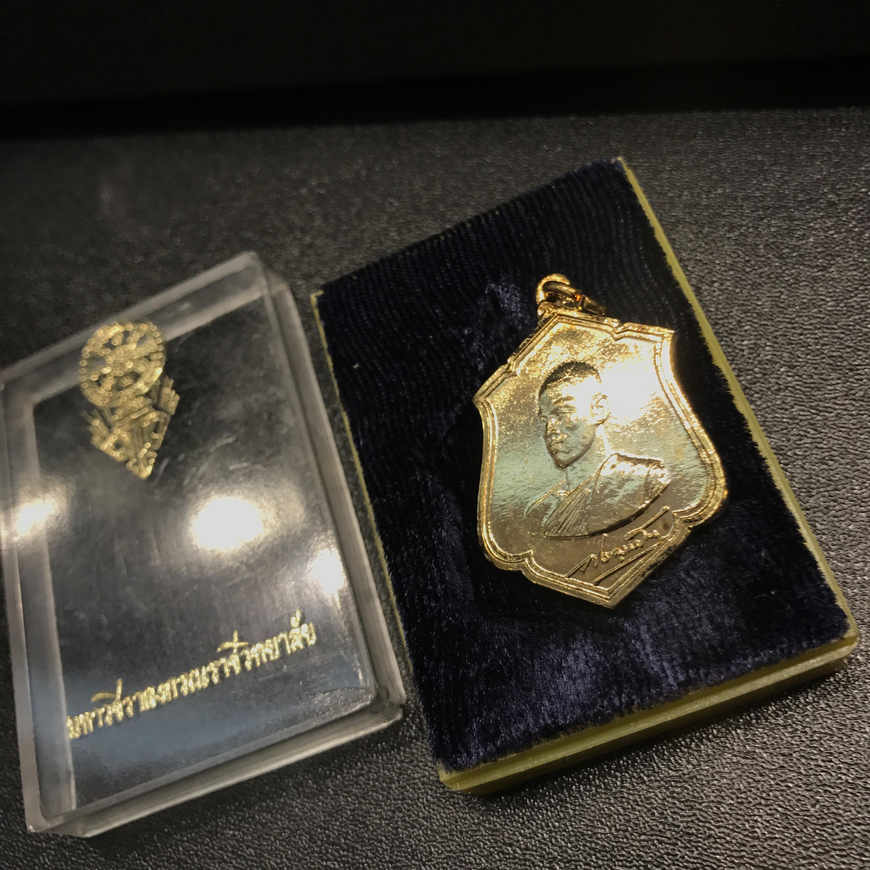 เหรียญทรงผนวช ร.10 ปี2521 รุ่นแรก เนื้อทองแดงกะไหล่ทอง(สภาพสวยกล่องเดิม)