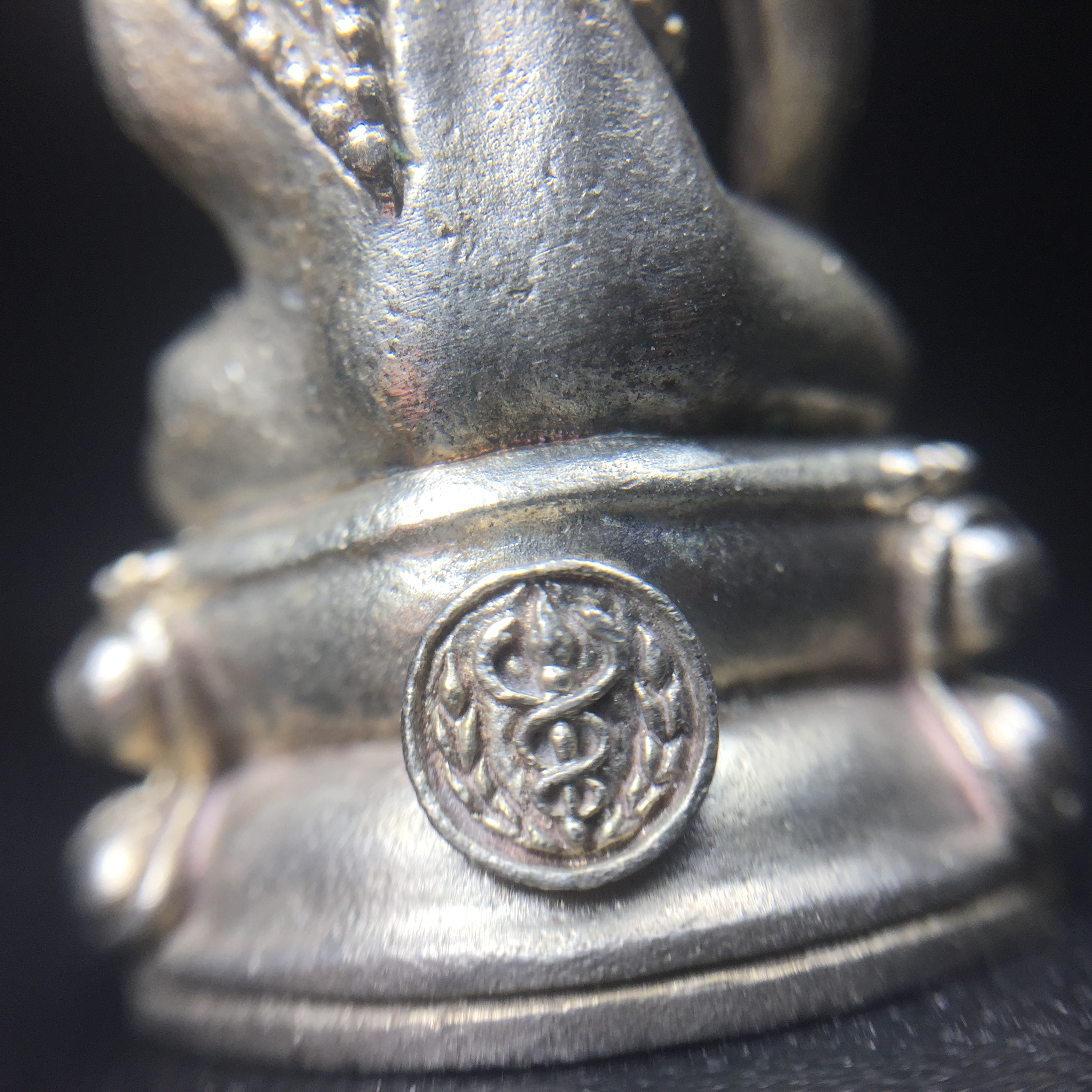 พระกริ่งศิรากาศ ภปร.(วัตถุมงคล"คุ้มเกล้าฯ") โรงพยาบาลภูมิพล เนื้อเงินพิมพ์หน้าไทย (ในหลวงรัชกาลที่9เสด็จเททอง)(พิธีใหญ่)(นิยม)