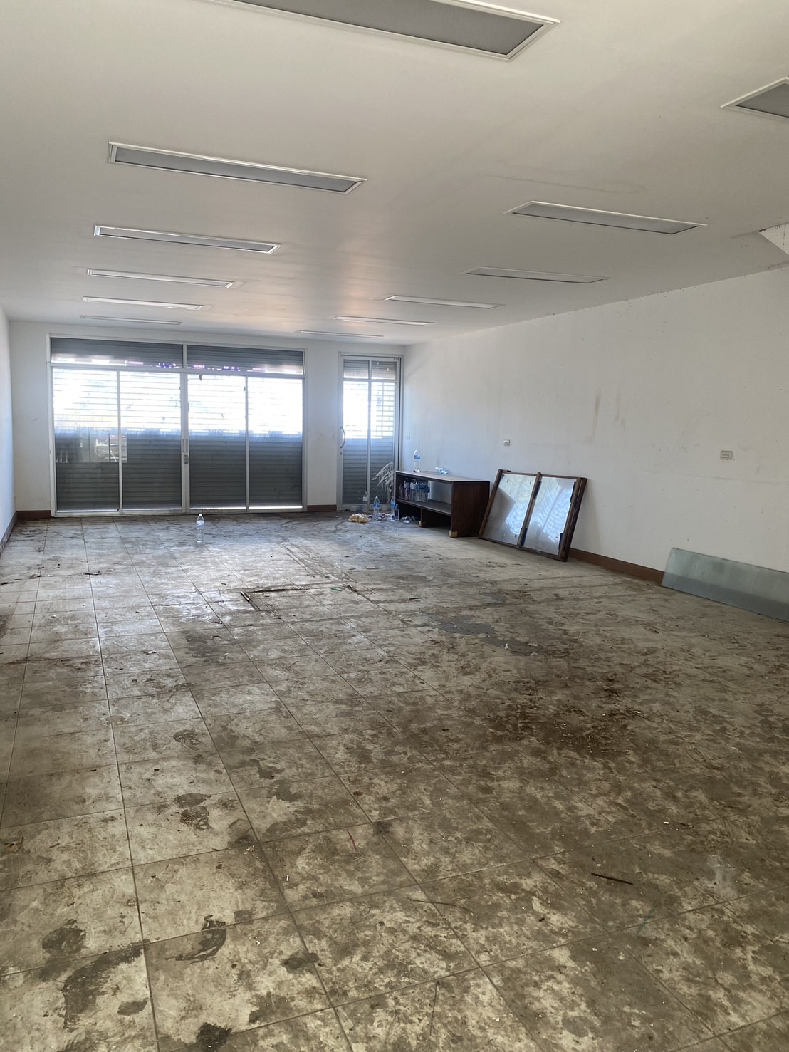 For Rent : Kohkaew, 3-Story commercial buildings, 2 Bedrooms