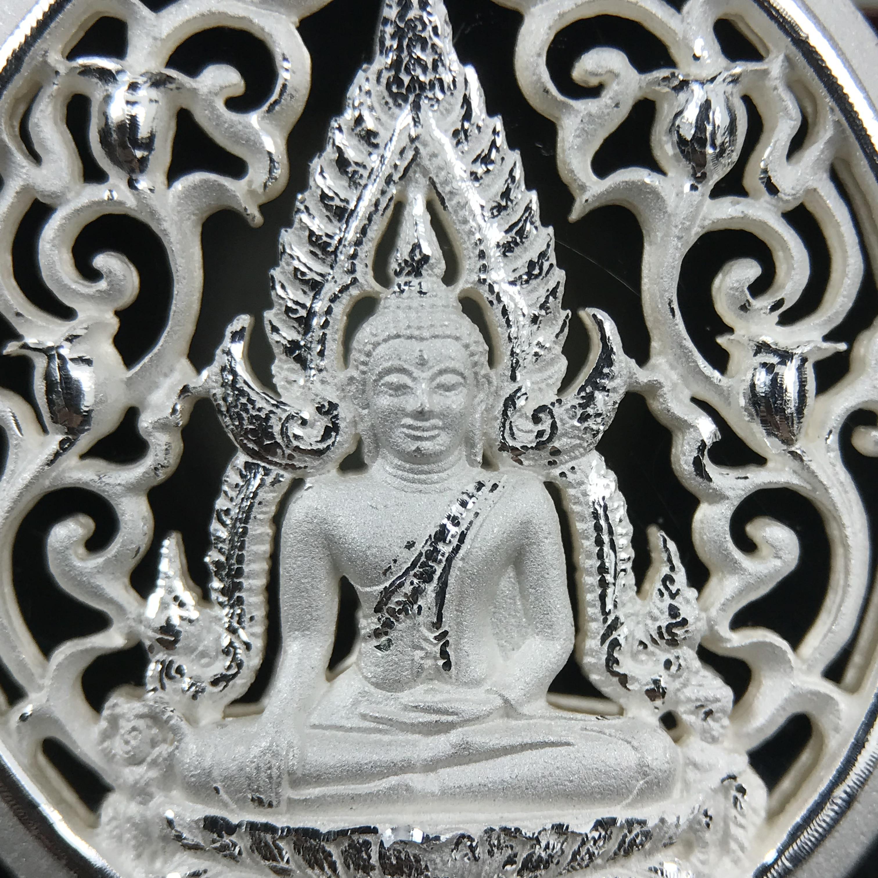 พระพุทธชินราช รุ่น ประวัติศาสตร์ มูลนิธิเพื่อตำรวจไทยจัดสร้าง ปี 2562 เนื้อเงินขัดเงา พิมพ์เหรียญรูปไข่ฉลุลายไทย พิมพ์ใหญ่ พระพุทธชินราช แบบจิวเวอร์รี่ (ขนาดสูง 2.9 ซม.) (สภาพ สวย ซีนซองเดิม กล่องบรรจุเดิมครบสมบูรณ์)