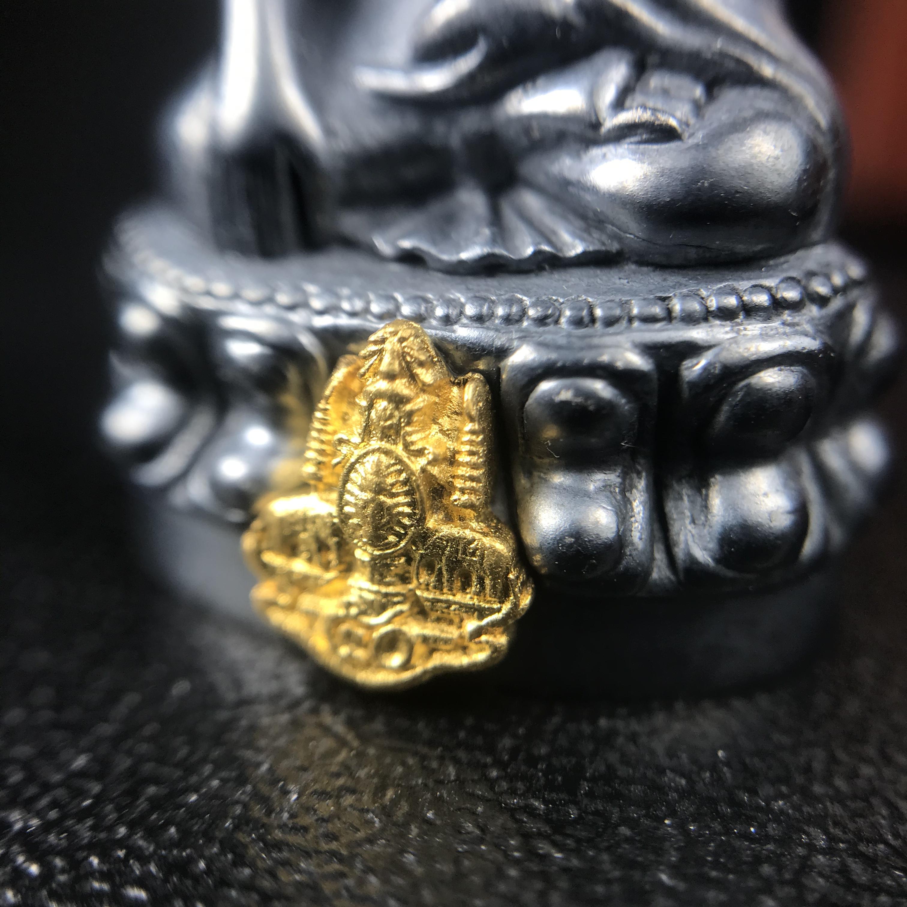 พระกริ่งสมเด็จญาณ วัดบวรนิเวศวิหาร เนื้อเงินบริสุทธิ์ 92.5% ตรากาญจนาภิเษกทองคำ+พระชัยวัฒน์ไพรีพินาศ เนื้อทองคำ พระราชทานแจกเมื่อ 3 ตุลาคม 2538 มาพร้อม กล่องลายไม้สุดหรู(ครบชุด หายาก)