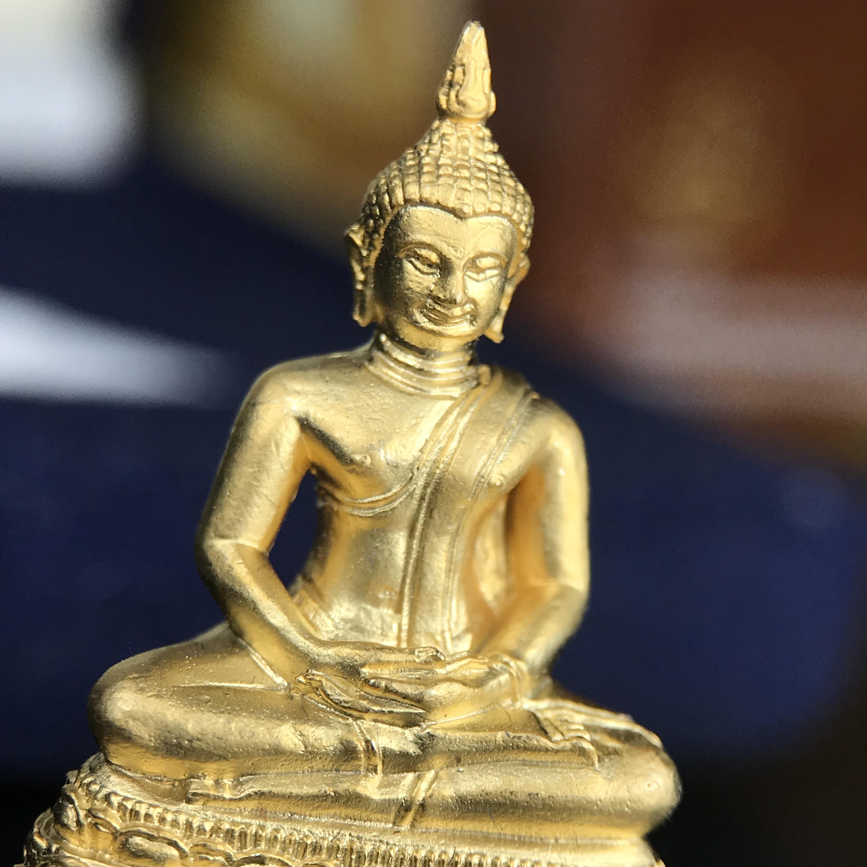 พระพุทธมหากรุณาประชานาถ ภปร. พระพุทธรูปประจำศาลปกครอง “รุ่นแรก” เนื้อโลหะผสมชุบทอง ตอกโค๊ต ศาลปกครอง ปี 2553 สุดยอดมหาพิธีพุทธาภิเษก ยิ่งใหญ่ นิมนต์พระอาจารย์สายกรรมฐานมาร่วมอธิฐานจิตมากมาย