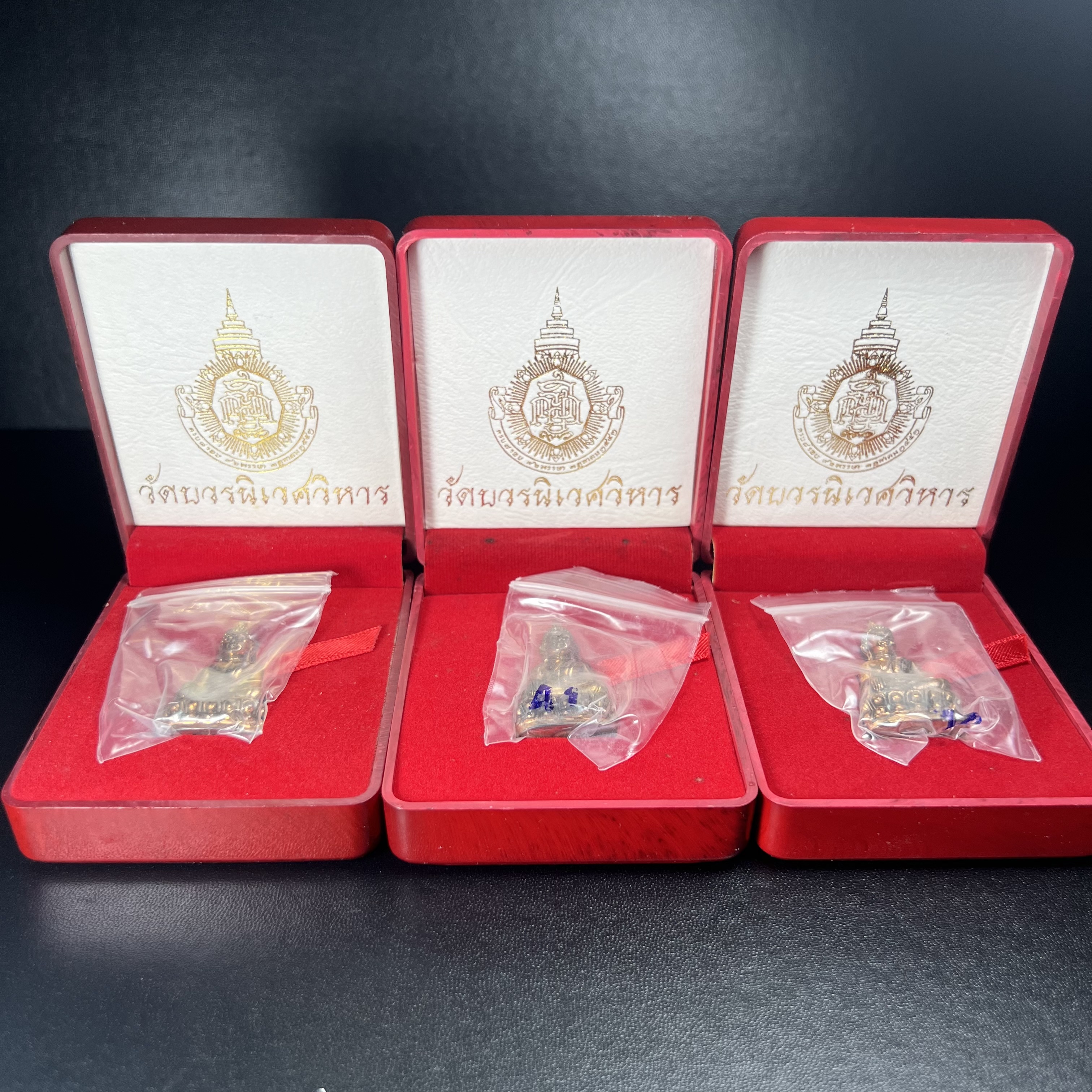 พระกริ่ง 8 รอบ ญสส. 96 พรรษา สมเด็จพระญาณสังวร สมเด็จพระสังฆราช สกลมหาสังฆปรินายก วัดบวรนิเวศวิหาร ปี 2552 เนื้อนวโลหะเต็มสูตรแก่ทองคำ(1 ใน 2999 องค์)