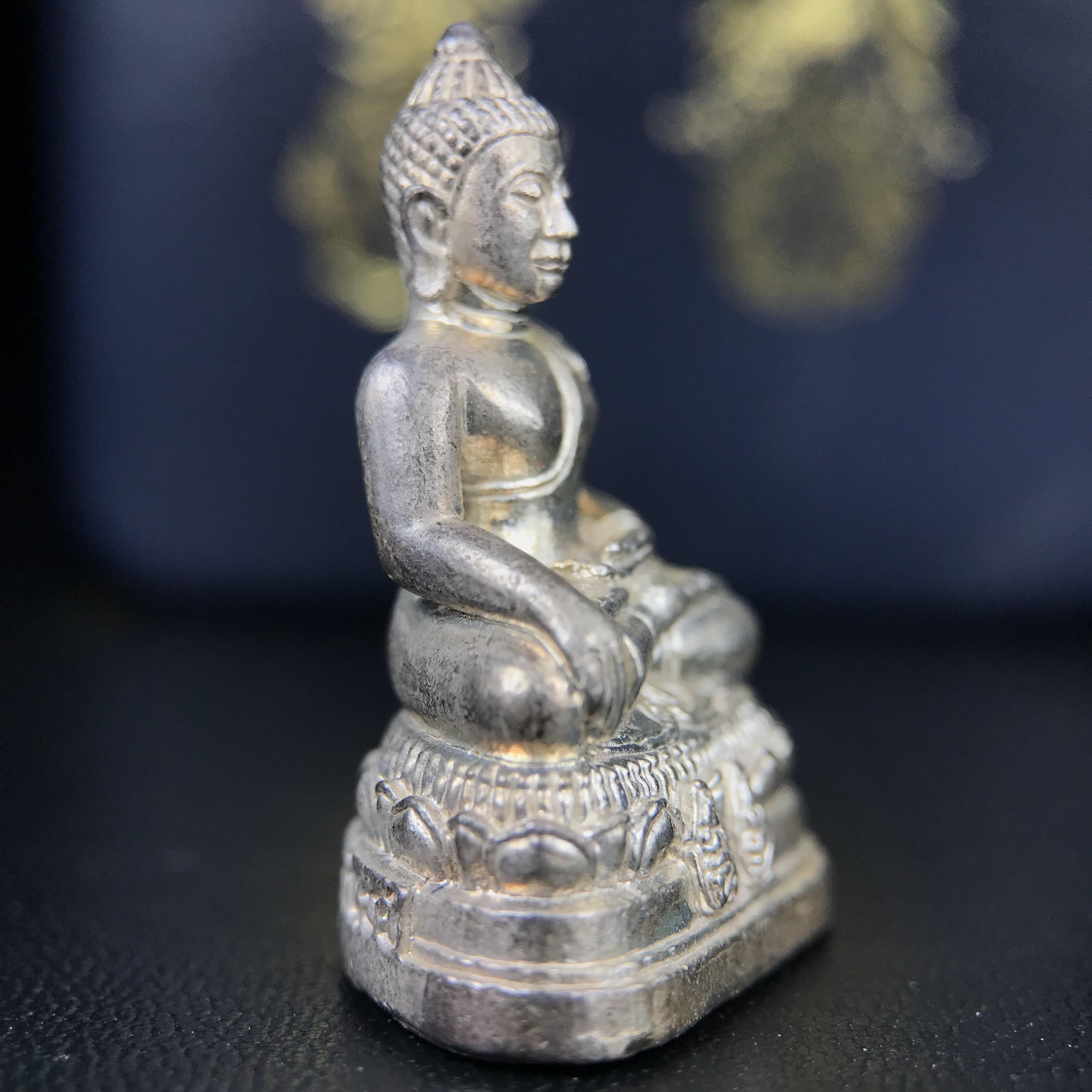 พระกริ่งพระพุทธนรสีห์ จปร.+ภปร. ครบรอบ 100 ปี ธนาคารไทยพาณิชย์ ปี 2550 พระกริ่งเนื้อเงิน(หายาก)(พุทธศิลป์งดงาม)ด้านหน้าฐานประดับด้วยตราสัญลักษณ์ "จปร" และ "ภปร" (องค์เนื้อเงินสร้างน้อย พบเจอน้อยหายาก)1 ใน 2500 องค์