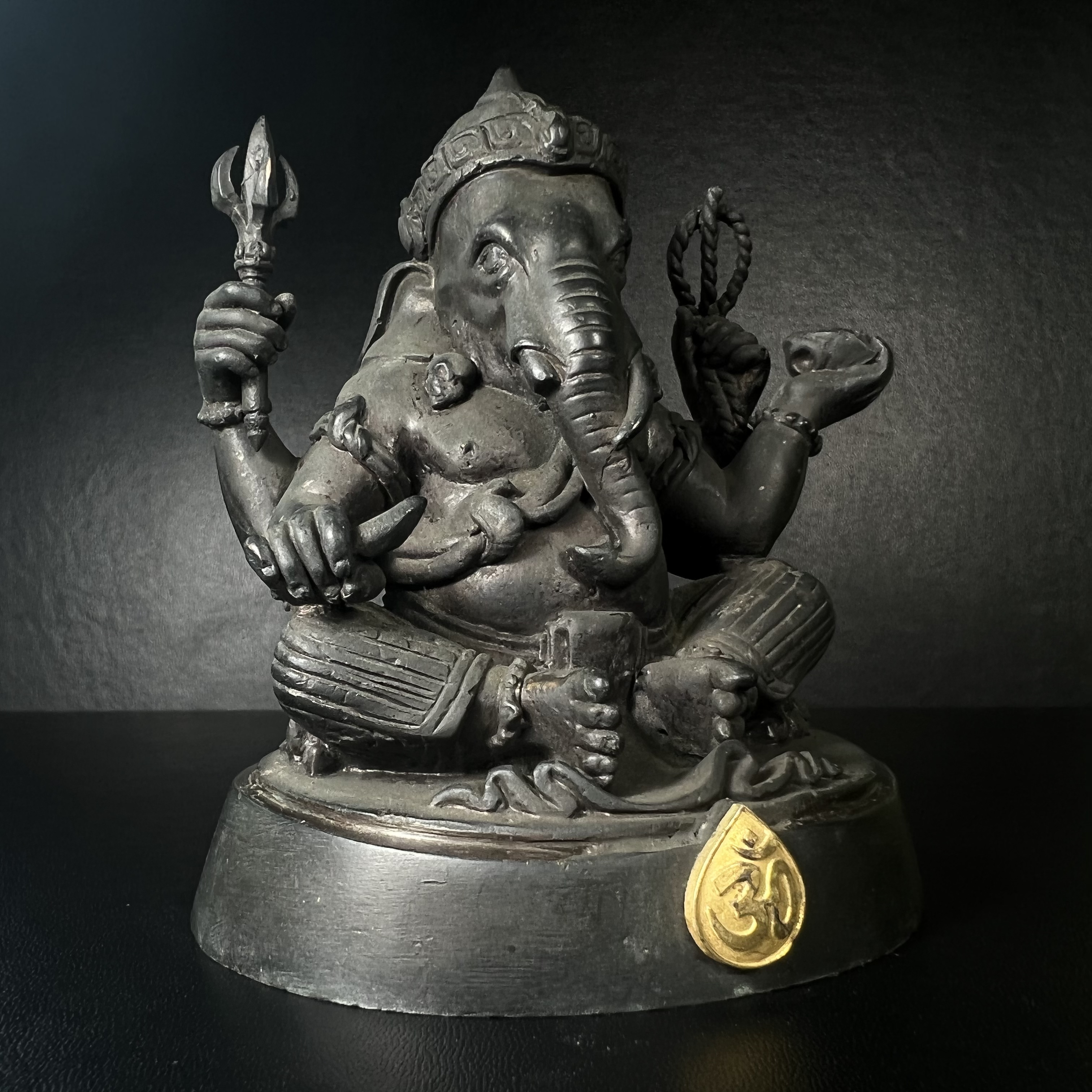 พระพิฆเนศ กรมศิลปากร ปี2547 ขนาดบูชาหน้าตัก 3 นิ้ว โลหะผสมเนื้อดี มีโค๊ดหมายเลขกำกับNo.993 (1 ใน 5000 องค์)รุ่นยอดนิยมหายาก