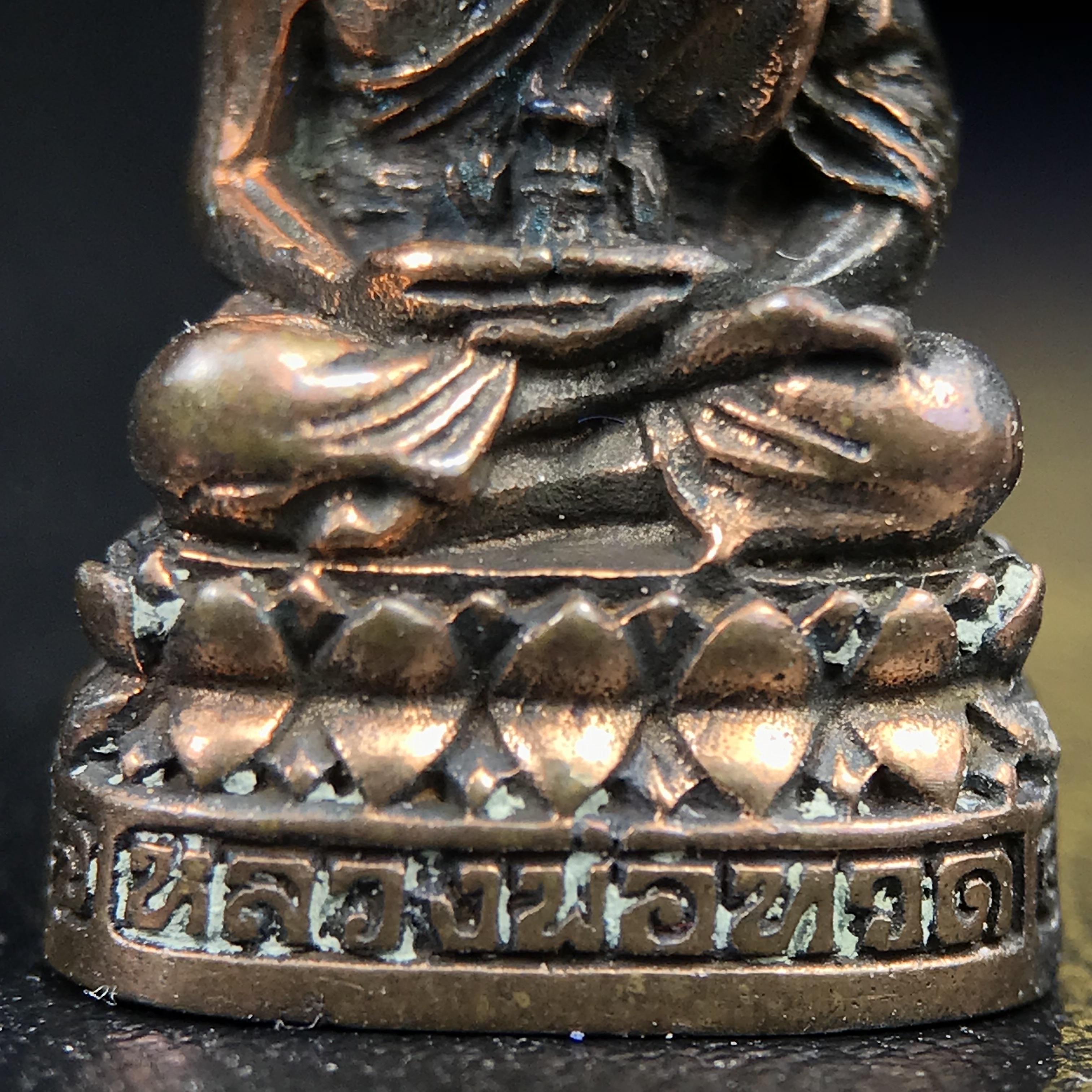 รูปเหมือนหล่อลอยองค์หลวงปู่ทวด รุ่น 111ปี กระทรวงกลาโหม เนื้อนวโลหะรมดำ-ปัดเงา ปี2540 พิธีใหญ่ เข้มขลัง นิยม พร้อมกล่องบรรจุเดิม(คัดสภาพสวยผิวเทพๆผิวรุ้งๆ)ทั้งพิธีทั้งพุทธศิลป์ทรงคุณค่าอีกหนึ่งรุ่นยอดนิยม