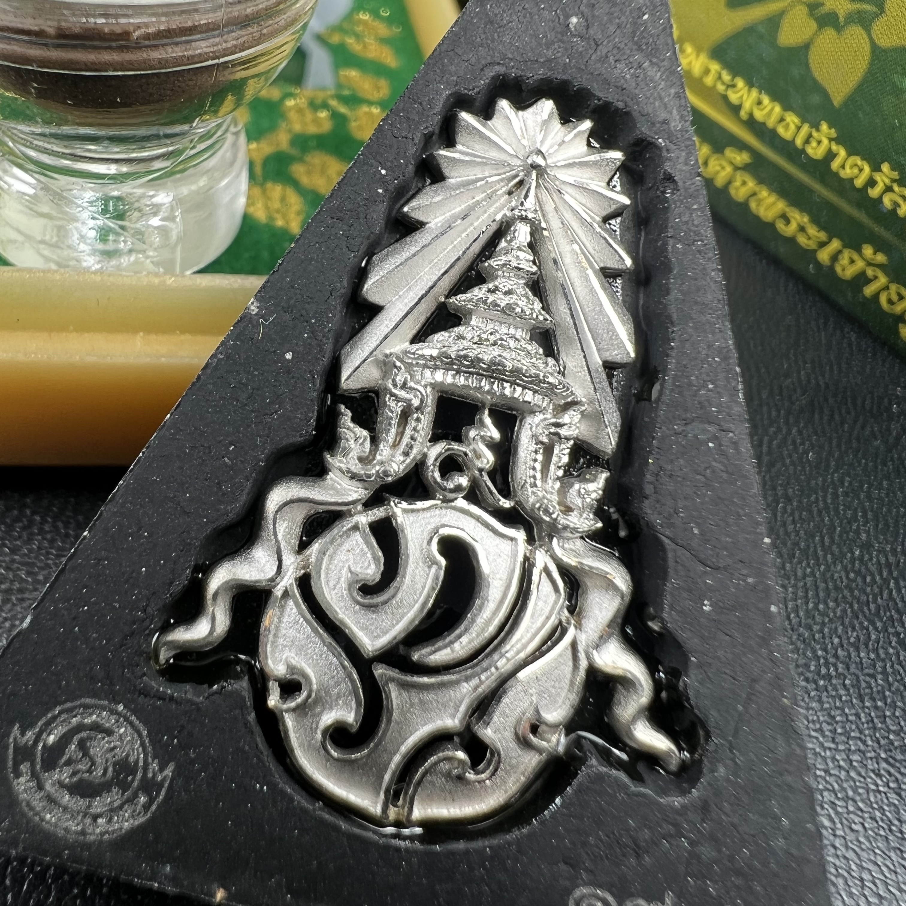 พระพุทธชินราช(จำลอง)ภปร. 84พรรษา เนื้อผงปิดทองด้านหน้า หลัง ภ.ป.ร. เงินชุบทองคำขาว(พระราชทานมวลสาร จิตรลดาและเส้นพระเจ้า ร.9(เส้นผม))