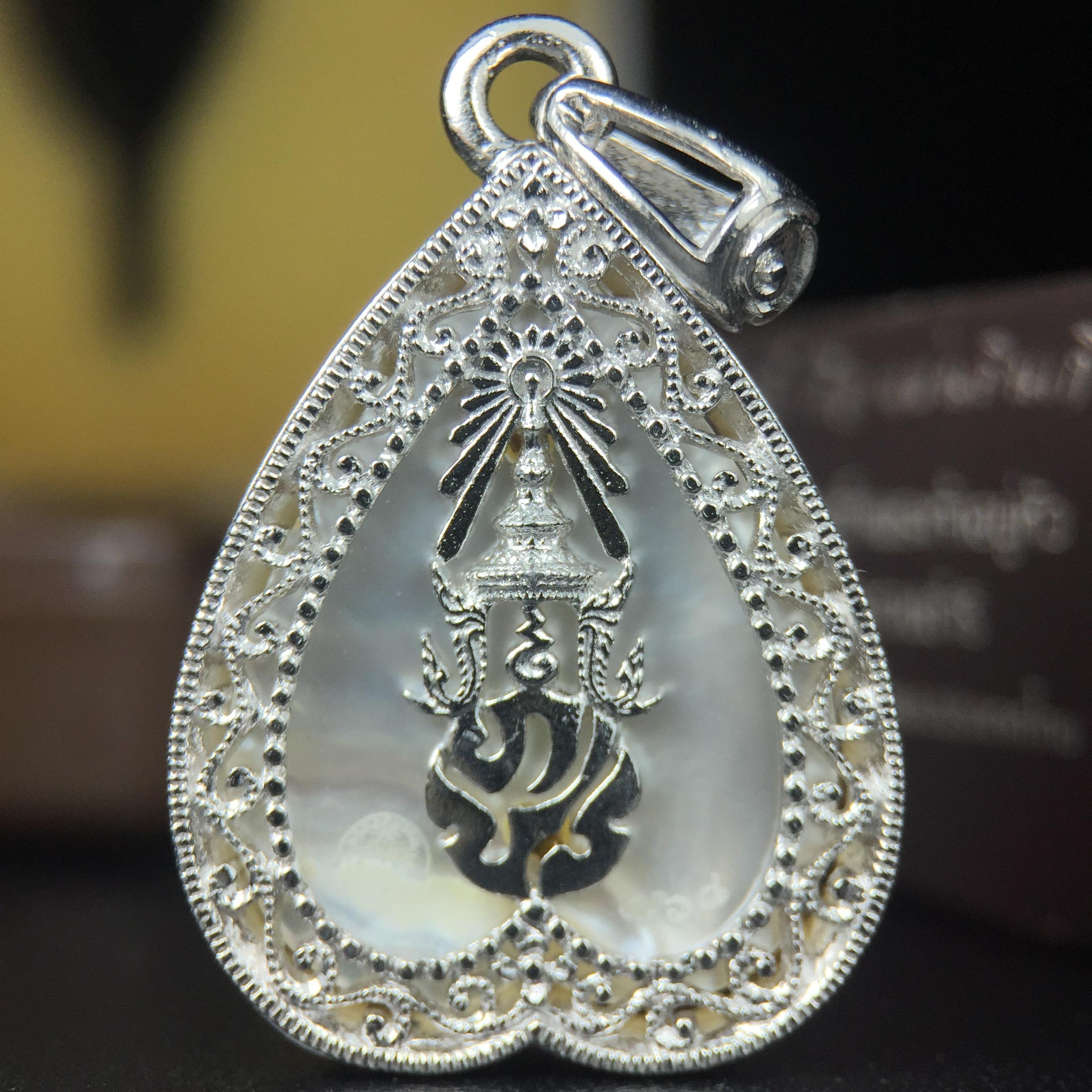 พระพุทธชินราช ภปร. โครงการ "เพราะแผ่นดินนี้ คือ แผ่นดินเกิด" ปี2548(รุ่นแรก) เหรียญทรงใบโพธิ์ ขนาด 21 x 29 มม. เนื้อเงินสามกษัตริย์ องค์พระชุบสามกษัตริย์ ล้อมด้วยกรอบเงินชุบทองคำขาวสลักเสลาเป็นลวดลายละเอียดอ่อน ส่วนพื้นองค์พระเป็นเปลือกหอยมุข