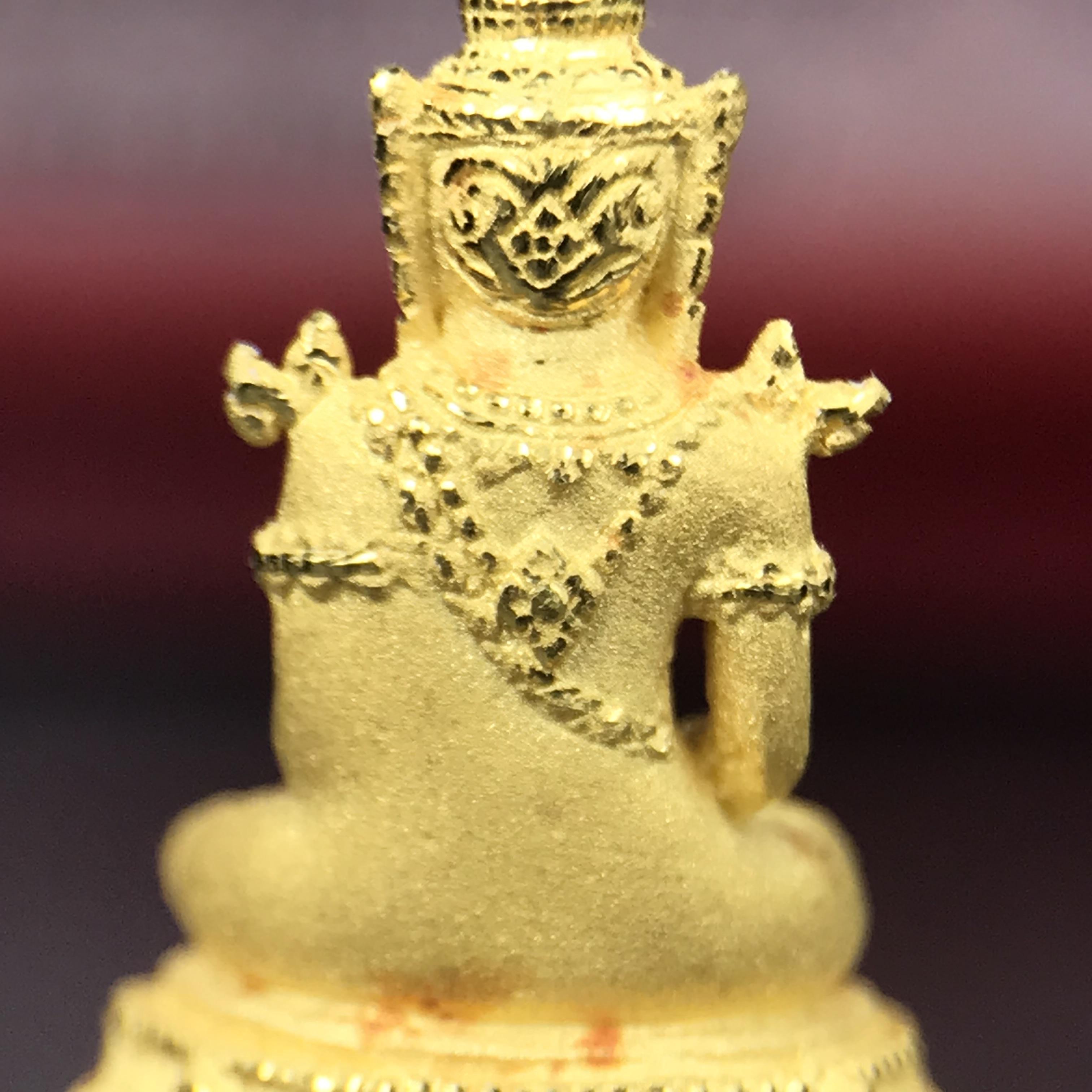 พระแก้วมรกต ภปร.(รุ่นแรก) ปี2545 รุ่นฉลองกรุงรัตนโกสินทร์ครบ 220 ปี พิมพ์ลอยองค์เล็ก เนื้อทองคำบริสุทธิ์ 96.5%(6.5กรัม) ขนาด 10*19 มม.ครบสมบูรณ์(องค์หมายเลข ๙๙)(หมายเลขมงคลเจริญก้าวหน้าในทุกๆด้าน)สุดยอดมงคลแผ่นดินที่ควรเก็บรักษา บูชาเป็นมงคลชีวิต(หายาก)