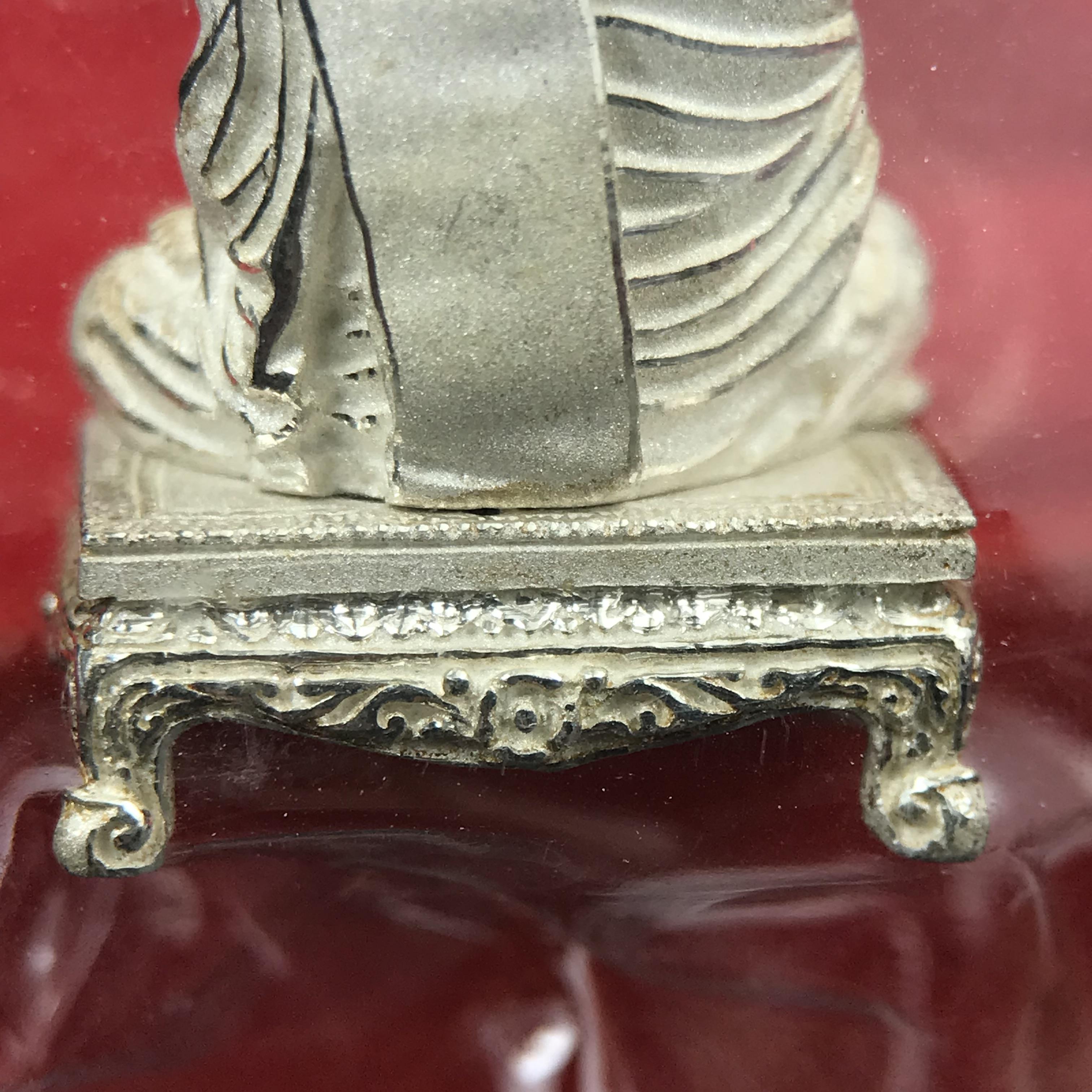 สมเด็จพุฒาจารย์ (โต พรหมรังสี) อนุสรณ์ 128 ปี สมเด็จพระญาณสังวร สมเด็จพระสังฆราช ทรงเมตตาอธิฐานจิต ปี 2543 มหาพุทธาภิเษก 3วาระ รูปเหมือนลอยองค์พิมพ์ใหญ่เนื้อเงิน ขนาด 1.5 x 2.5 ซม. ทรงคุณค่าทั้งด้านความงานด้านพุทธศิลป์ และพุทธคุณ