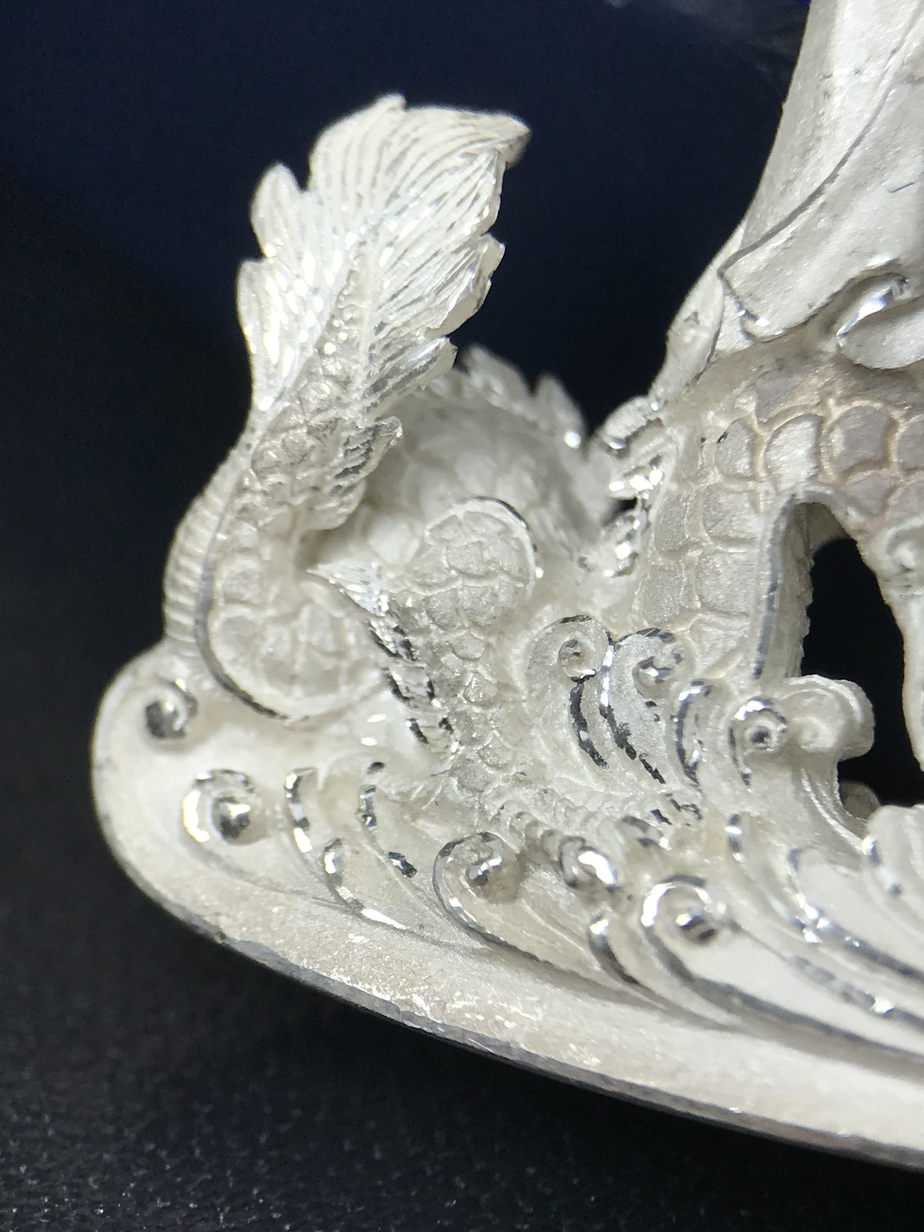 รูปหล่อลอยองค์พระโพธิสัตว์กวนอิม ทรงประทับมังกร จ.ระนอง เนื้อเงินพ่นทรายขัดเงาบางส่วน พิมพ์ใหญ่(สภาพผิว สวยงดงาม ทรงคุณค่า) เฉลิมฉลองในวโรกาสที่พระบาทสมเด็จพระเจ้าอยู่หัวทรงครองสิริราชสมบัติครบ 50 ปี จ.ระนอง พ.ศ.2539