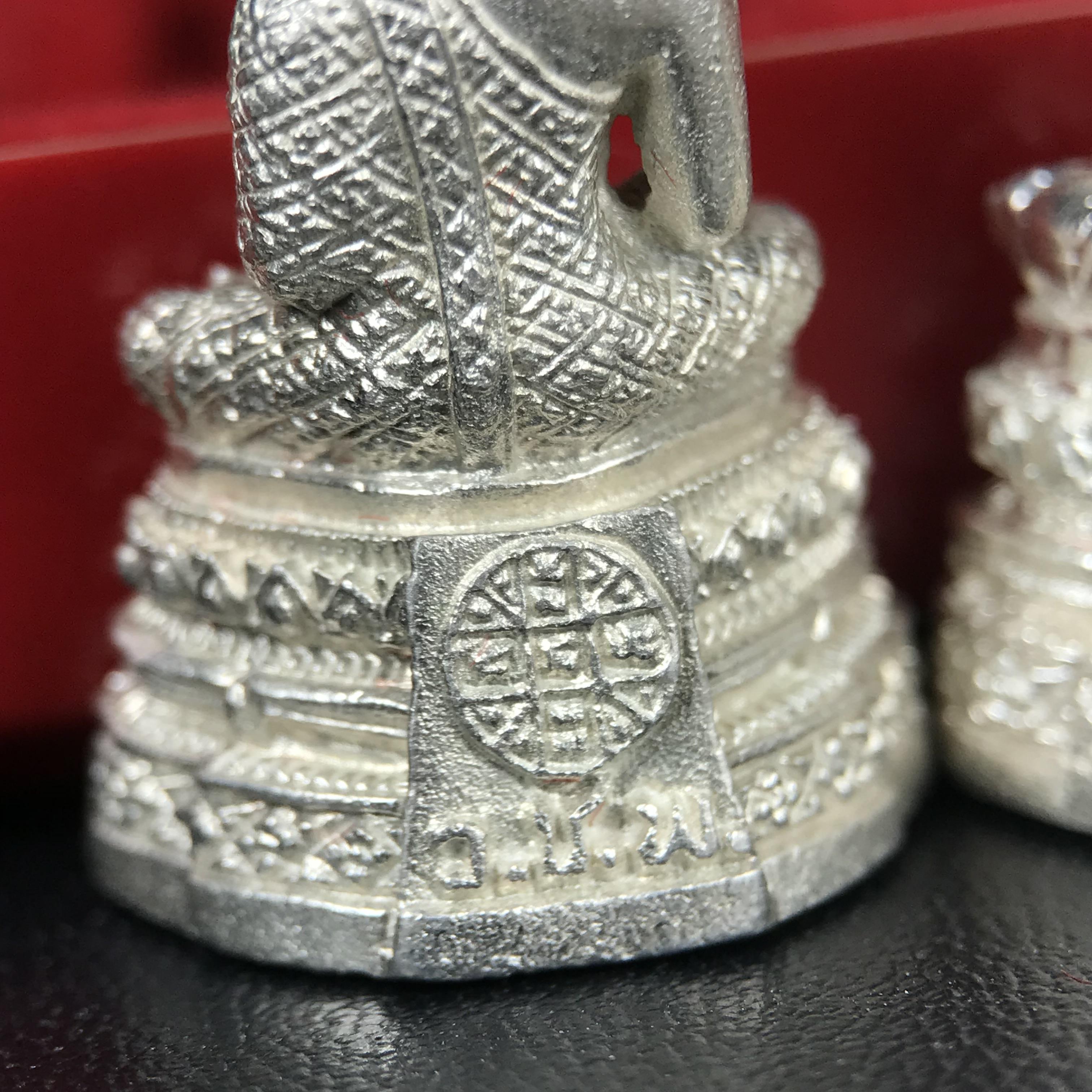 พระแก้วมรกต รุ่นเทิดพระเกียรติ พิธีมหาพุทธาภิเษก ณ.วัดพระศรีรัตนศาสดาราม(วัดพระแก้ว) วันเสาร์ที่ 26 เม .ย. 2540 (พิธีใหญ่เสาร์ห้า) ชุด 3 ฤดู (1 ชุด 3 องค์)เนื้อเงินครบชุดพร้อมกล่องบรรจุเดิม***เนื้อเงินหายากพบเจอน้อย***(หลวงพ่อ รวย เพิ่ม พูน ร่วมเสก)