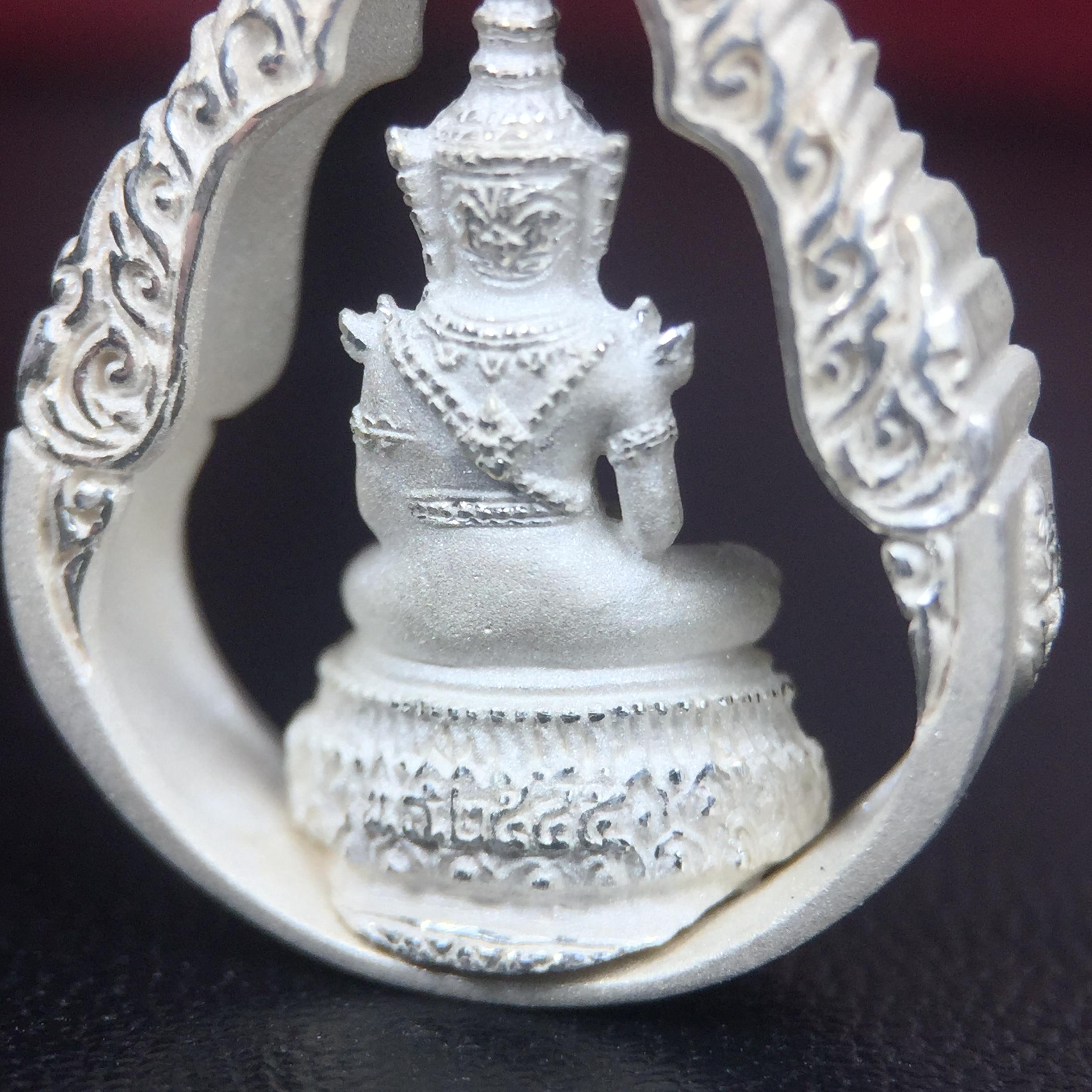 พระแก้วมรกต ภปร.(รุ่นแรก) ปี2545 รุ่นฉลองกรุงรัตนโกสินทร์ครบ 220 ปี พิมพ์ลอยองค์ทรงหยดน้ำ เนื้อเงินบริสุทธิ์ 92.5% ขนาด 18*27 มม. พร้อมกล่องบรรจุเดิม สวยครบสมบูรณ์(องค์หมายเลขสวย 1555)