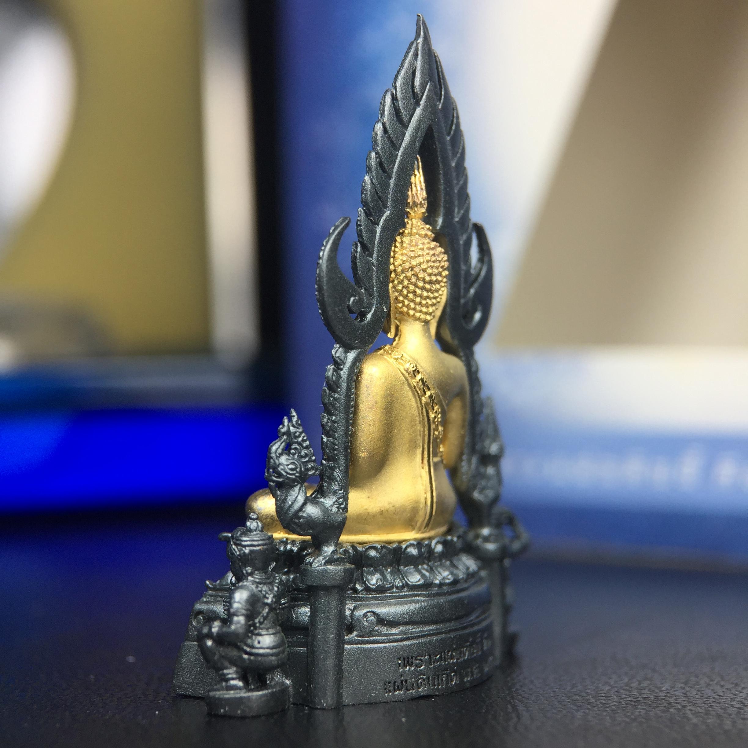 พระพุทธชินราช ภปร. โครงการ เพราะแผ่นดินนี้คือแผ่นดินเกิด เนื้อเงินชุบทองคำซุ้มรมดำ ปี2551 ขนาดหน้าตัก1/2นิ้ว(3.5*2.5 ซม.) (สวยงามหายาก)1ใน 5000 องค์