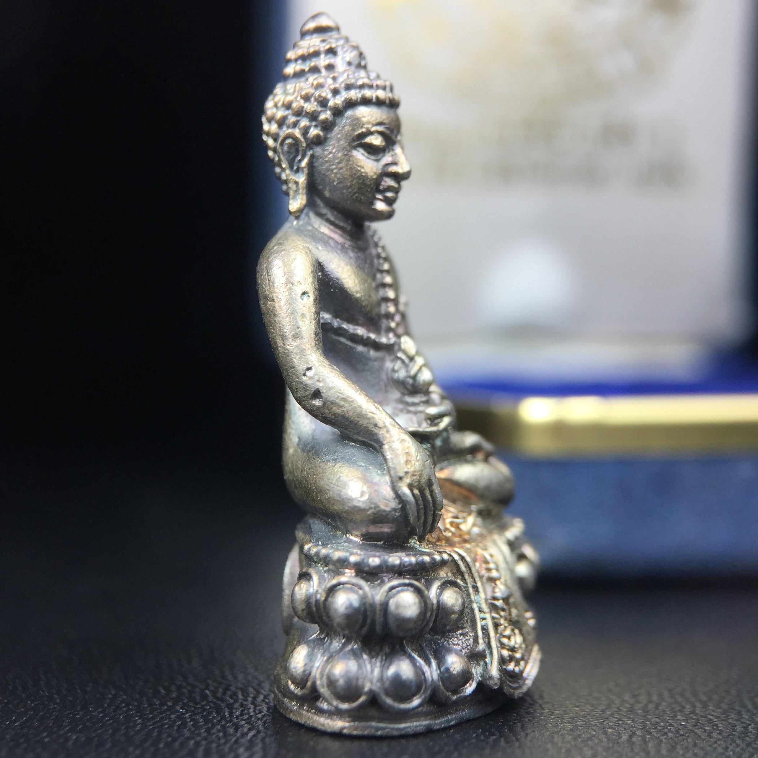 พระกริ่งศิรากาศ ภปร.(พระกริ่งคุ้มเกล้า)วัตถุมงคล"คุ้มเกล้าฯ" มูลนิธิ “คุ้มเกล้า” ในพระบรมราชูปถัมภ์ จัดสร้าง โรงพยาบาลภูมิพล เนื้อเงิน(พิมพ์หน้าไทย)(สภาพผิวเดิมขึ้นน้ำทองรุ้งๆทั่วองค์สวยมาก มาพร้อมกล่องบรรจุเดิมแบบนี้หายาก)(รัชกาลที่9เสด็จเททอง)