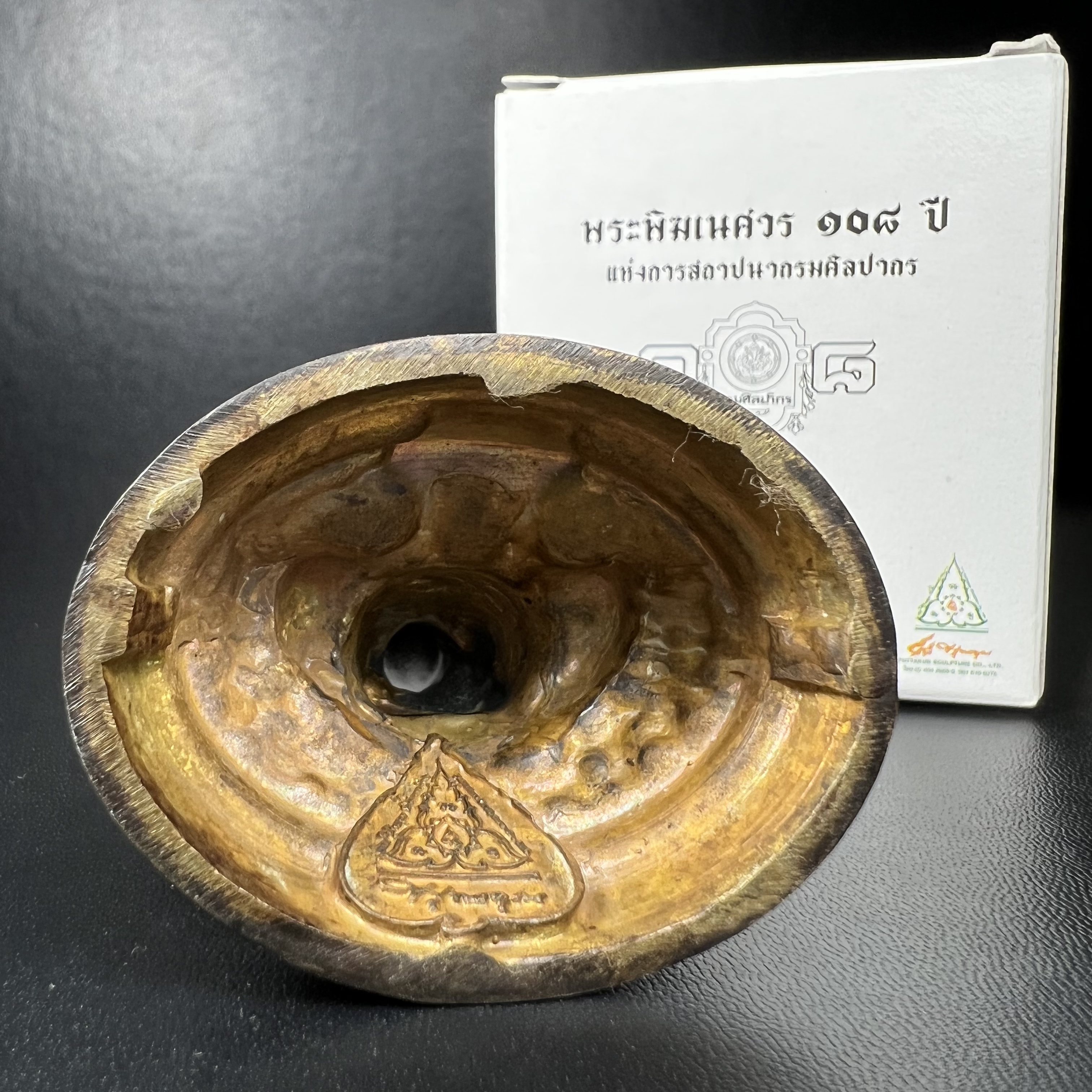 พระพิฆเนศวร รุ่น 108 ปี แห่งการสถาปนากรมศิลปากร ปี 2562 ขนาดบูชาหน้าตัก 1.5 นิ้ว เนื้อทองเหลืองรมดำ (พิธีใหญ่ มวลสารดี)(เลขนัมเบอร์ 1529)1 ใน 1999 องค์