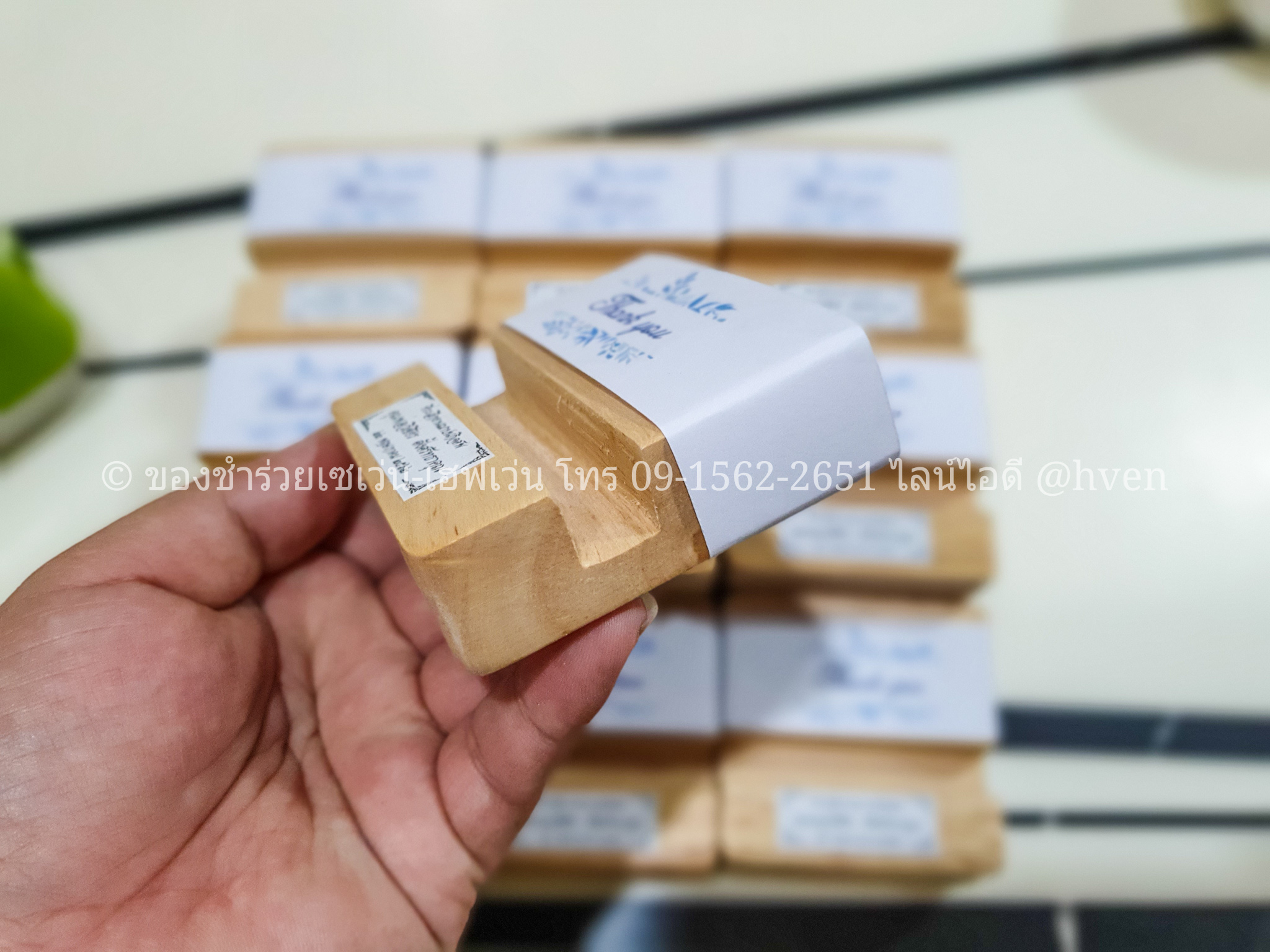 ของชำร่วยงานศพ ที่วางมือถือ ผลิตจากไม้แท้