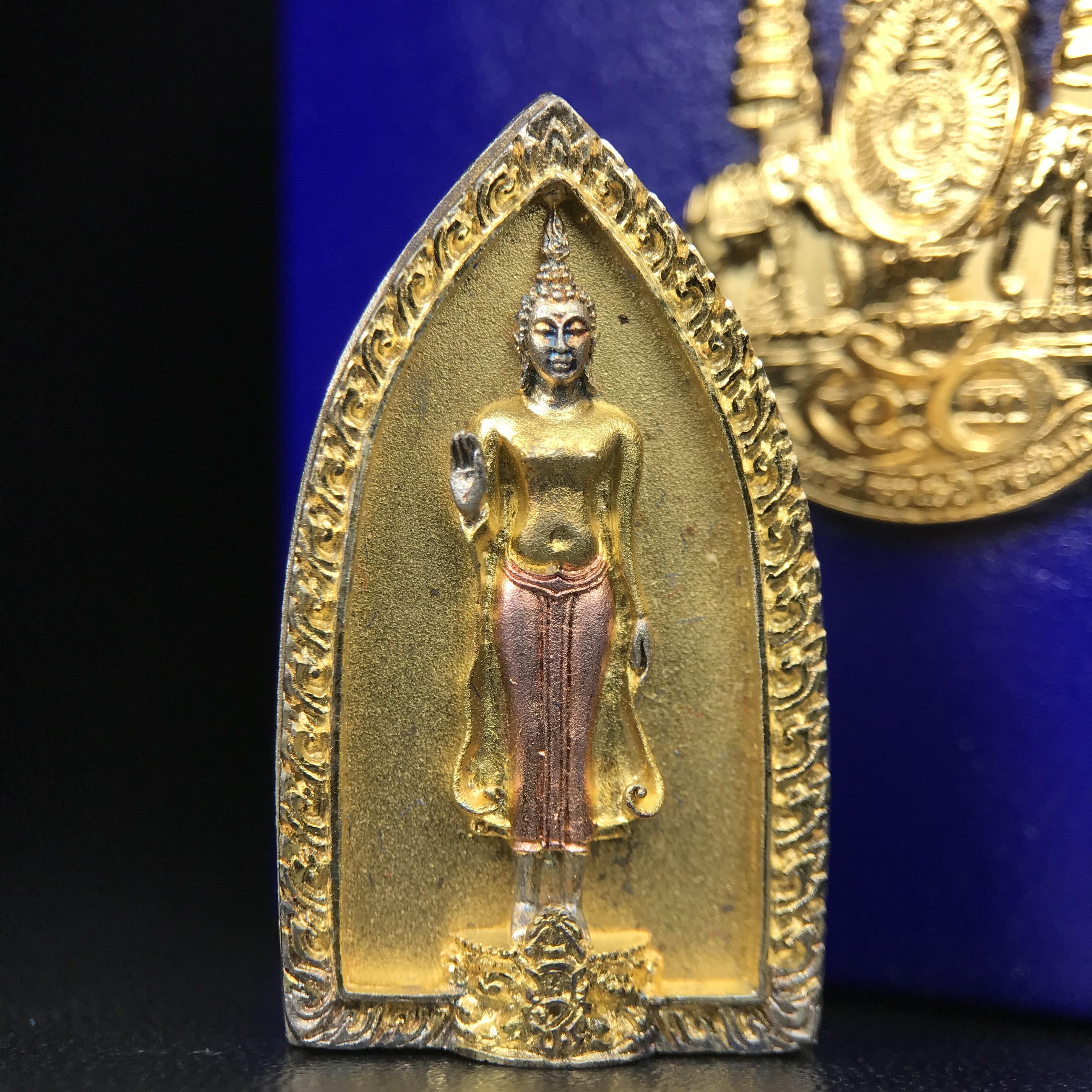 พระพุทธกาญจนพรสยามภูมิ ภปร. ปี 2539 เนื้อเงินสามกษัตริย์พื้นทรายเงา(ผิวเดิมสวย) พิมพ์ทรงใบขนุน ขนาด3.2ซม. พระพุทธรูปประจำพระชนมวาร รัชกาลที่9 ทรงโปรดเกล้าให้วิทยาลัยป้องกันราชอาณาจักร(วปอ.)สร้างในวโรกาสทรงครองสิริราชสมบัติครบ50ปี พ.ศ.2539(1ใน5000องค์)