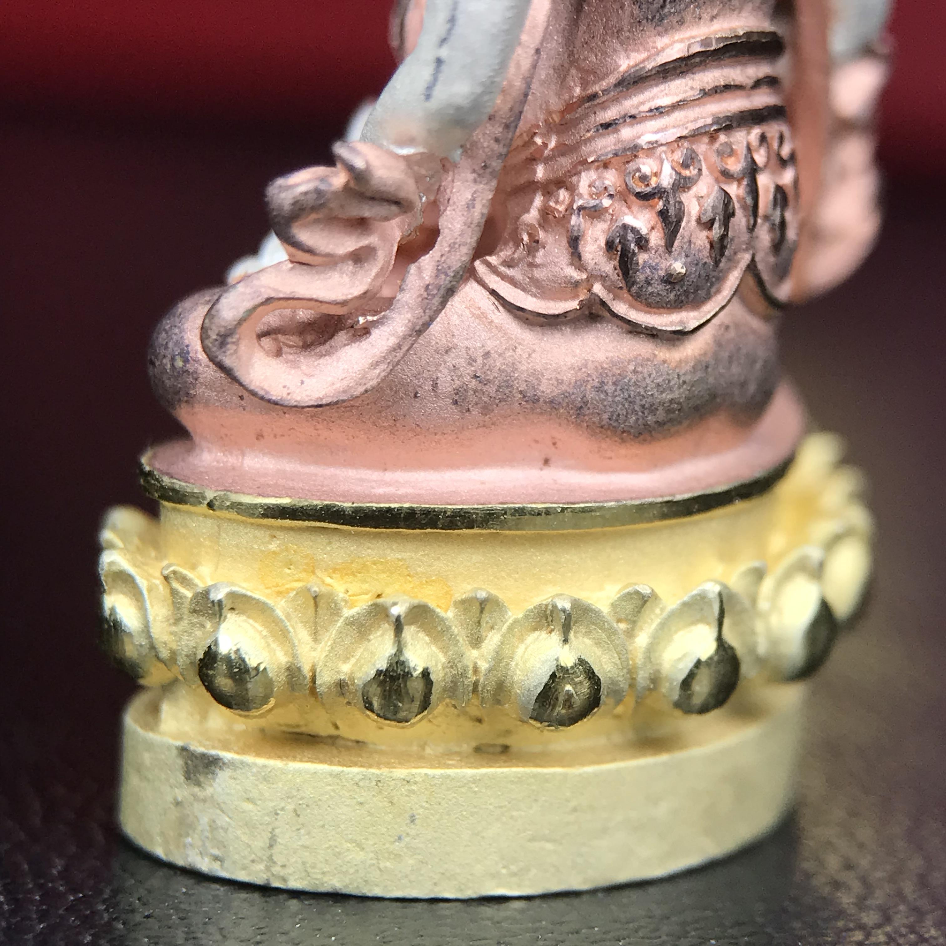 พระกริ่งอวโลกิเตศวร ( เจ้าแม่กวนอิม ) วัดโพธิ์แมนคุณาราม รุ่นอุดมโภคทรัพย์ พ.ศ.2539 เนื้อเงิน 3 กษัตริย์ (องค์พิเศษกรรมการ ฝังเพชรตำแหน่งดวงตาที่สามกลางหน้าผาก 1 เม็ด)(อีกหนึ่งรุ่นยอดนิยม พุทธศิลป์สวยงดงาม)***องค์พิเศษกรรมการฝังเพชร พบเจอน้อยหายากมาก***